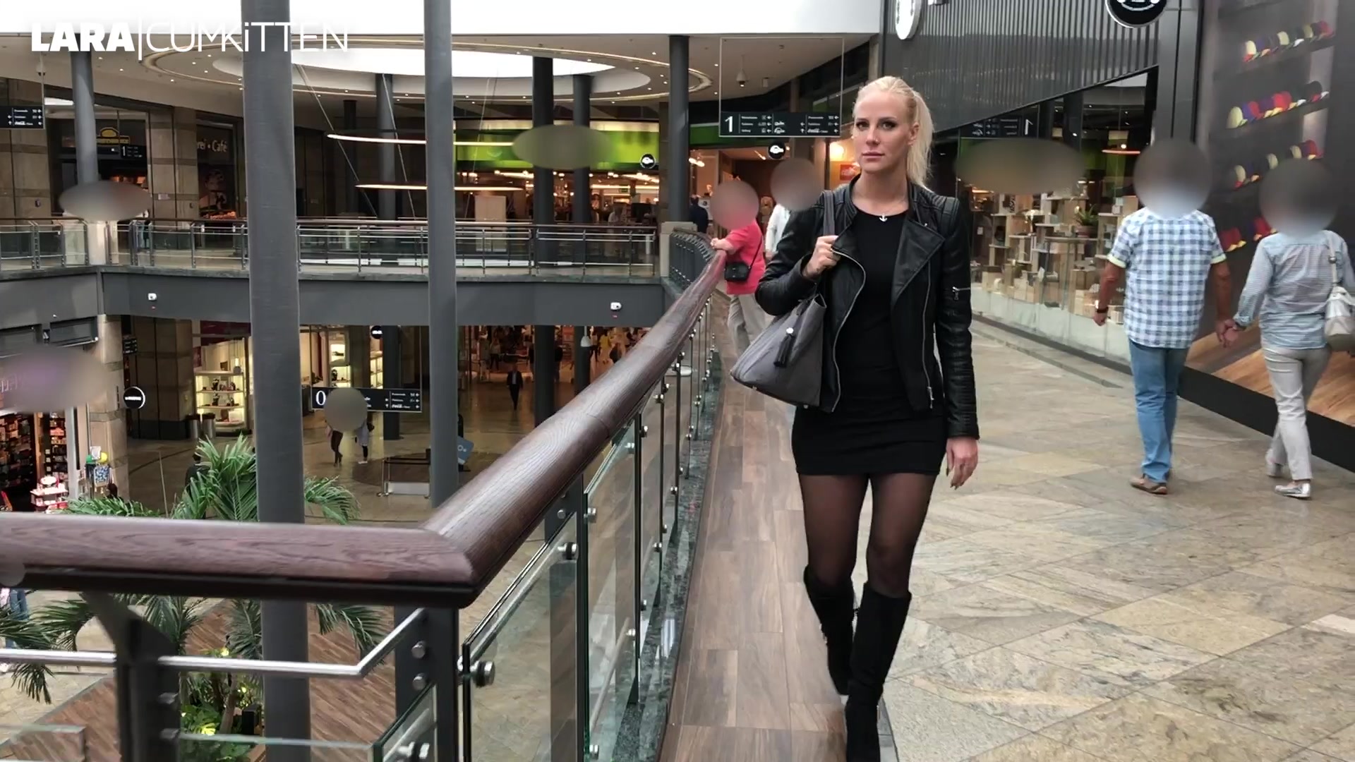 Stiefel, Minikleid, Nylon und Lederjacke, so geh ich samstags im vollen Shopping Center auf Männerjagd, denn hier will ich mir jetzt einen geilen Stecher klar machen. Seine Freundin lässt sich gerade um die Ecke ihre Fingernägel maniküren und er langweilt sich. Überrascht von meinem Angebot lässt er sich in die nächste Mode Boutique abschleppen, denn er kann mir einfach nicht widerstehen. Wir verschwinden in der Umkleide und ich mache ihn geil, blase seinen Fickprügel hart, damit er mich endlich durchnagelt. Ich ziehe mein Kleid hoch, spreize meine gestiefelten Beine und reiße mir vor seinen Augen die Nylon im Schritt auf. Erregt dringt er ohne Gummi in mich ein und knallt mich geil durch. Wir könnten jeden Moment erwischt werden, aber er zieht mir einfach die Nylon vom Arsch und fickt mich doggy. Als er kurz vor dem Abschuss ist, bitte ich ihn darum mir alles geil in meine Fickfresse zu spritzen. OMG was für eine heftige Mega Ladung Sahne, die lasse ich mir schmecken und ge