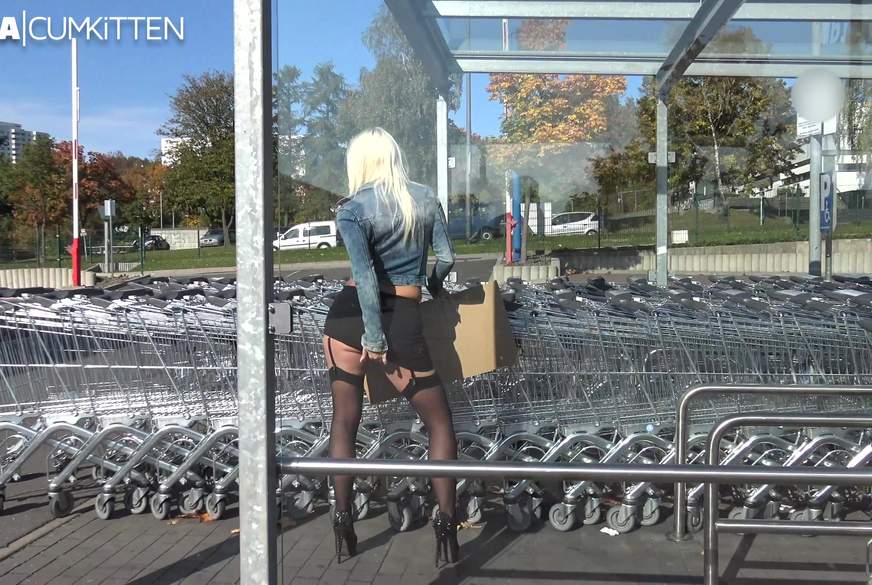 Billige Discounter HOBBY-h**e - Verbotener PUBLIC F*******k vor dem Supermarkt von Lara-CumKitten pic2