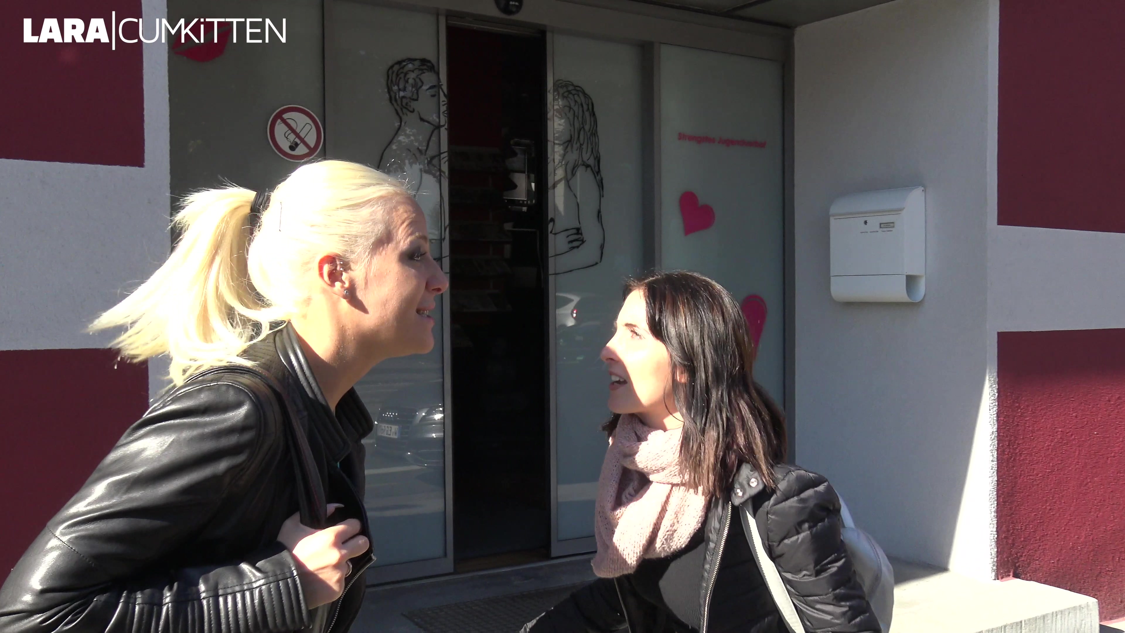 Durch Zufall sehen wir gestern, wie unser alter Matheprof von früher so ein schmuddeliges Pornokino betritt. Wir hinterher! Da sitzt der olle perverse Sack am Glory Hole und wartet auf einen Blowjob. Wir frechen Gören werden geil bei dem Gedanken und besorgen es ihm mit unseren geilen Lutsch- Blas- und Saug-Fressen und reiben unsere Titten an ihm bis er anonym für uns abspritzt. Lia teilt das Sperma geil mit mir und so schnell wie wir gekommen sind, machen wir uns wieder aus dem Staub. Unser Matheprof ist gut auf seinem Gebiet, aber ich glaube mit seinen beiden notgeilen Studentinnen von früher hat er nicht gerechnet ;)