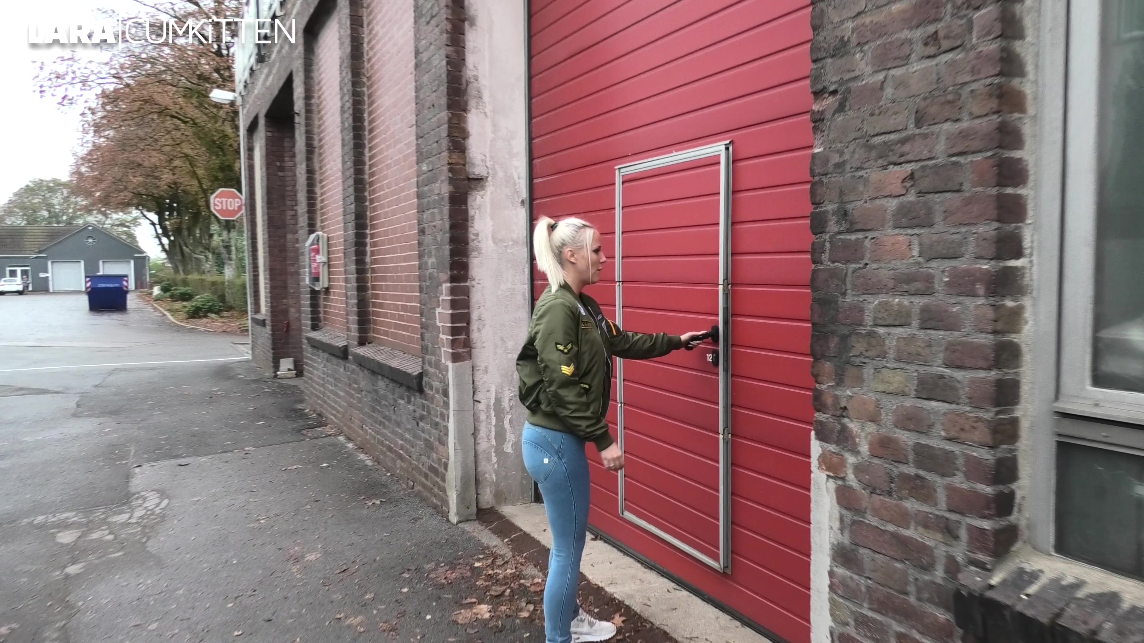 Ich bin draussen unterwegs, muss pissen, doch nirgendwo ein Gebüsch wo ich ungestört meine Notdurft verrichten kann. Es wird nötiger und nötiger, die Blase drückt und da ist so ne schmutzige Werkstatt im Hinterhof. EIgentlich bin ich da nur rein um lieb zu fragen ob die eine Toilette haben aber als ich durch die Tür komme ist die Werkstatt leer und da ist kein Mensch. Mein Herz klopft, ich bin aufgeregt, doch die Piss Notdurft siegt. Da ich mich ausnahmsweise anständig benehmen will, nicht den ganzen Boden vollpissen will und vielleicht jemand noch etwas von eminem goldenen Mädchensaft haben will, nehme ich mir das Töpfchen das da rum steht, ziehe mir die Hose aus und pisse geil ab. Schau mal mein heißes Pissloch und die aufgegeilte Klitoris in Nahaufnahme... Die Pipipschüssel wird brav bei den Altöl Kanistern deponiert. Tarnt sich super :) Jeans schnell wieder hochziehen und schnell raus... Geil, das war ne schnelle dreiste Piss Aktion!