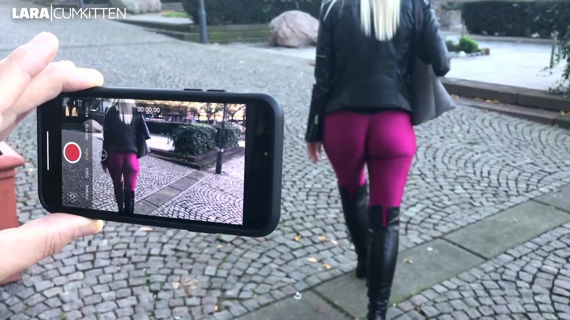 FICKDATE auf der Strasse klargemacht - Die krasseste FICK-MICH LEGGINGS aller Zeiten Mit der provokantesten Leggings die mein Kleiderschrank hergibt, zusammen mit Siefeln und Lederjacke gehe ich public auf Shoppingtour. Die Sleekcheek Spandex Leggings glänzt nicht nur sexy, ich habe ein geiles Fickloch zwischen die Beine gemacht. Im Shopping Center und auf der Straße sind alle Blicke auf mich gerichtet. Meine krasse Cameltoe Fotze sieht man schon aus 10m Entfernung und mein praller Arsch ist sowieso nicht zu übersehen. Ein Typ läuft hinter mir her und ich bekomme mit, wie er meinen Arsch mit seinem Smartphone filmt. Ich bleibe stehen, stelle ihn zur Rede und schon hab ich ein Fickdate. Ich pose sexy vor ihm und sofort hat er einen Ständer, den ich heftig geil blase. Ich halte ihm mein Fickloch auf und er knallt mich doggy in meiner Leggings durch. Ich reite ihn ab und er besorgt es mir in meinen Stiefeln heftig. Ich fordere ihn auf mir seine heiße Ficksoße ins Gesicht zu wixxen. OMG was für weite extreme Abspritzer. Hättest du auch so einen heftigen Druck drau