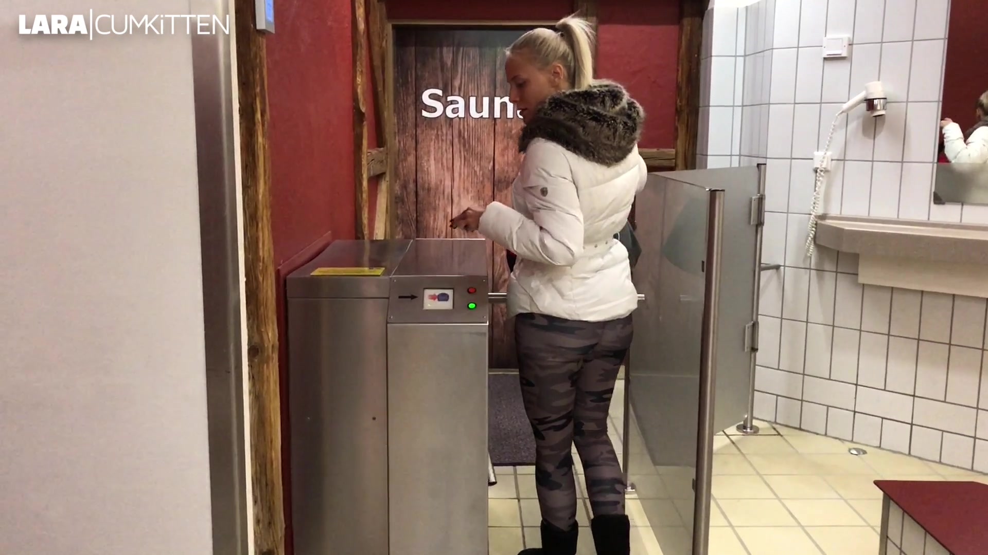 Zu der kalten Jahreszeit bin ich häufig in der Sauna unterwegs. Oft werde ich dort von Usern erkannt und natürlich provoziere ich es auch, indem ich meine Schenkel vor den Augen fremder Männer spreize und sie willig anflirte. Der Kerl traut seinen Augen nicht als ich vor ihm pose und er läuft mir total aufgegeilt hinterher. Als wir in einer Sauna allein sind, fängt er einfach an vor mir zu wixxen. Das macht mich so scharf, dass ich mitmache und schließlich packe ich seinen Prügel und verpasse ihm einen geilen Blowjob. Ich setze mich mit meinem prallen Fickarsch auf sein Gesicht, damit er mir geil die Fotze lecken kann. Er nimmt mich und fickt mich doggy durch die ganze Sauna. Es ist ein irrer Nervenkitzel, denn jeden Moment könnte ein Badegast herein kommen, aber wir ficken wie besessen bis er abspritzen muss und er all seine kochend heiße Ficksoße über meine Brüste und meine Spermafresse ergießt. Zu einem entspannenden Tag in der Sauna gehört für mich einfach immer ein 