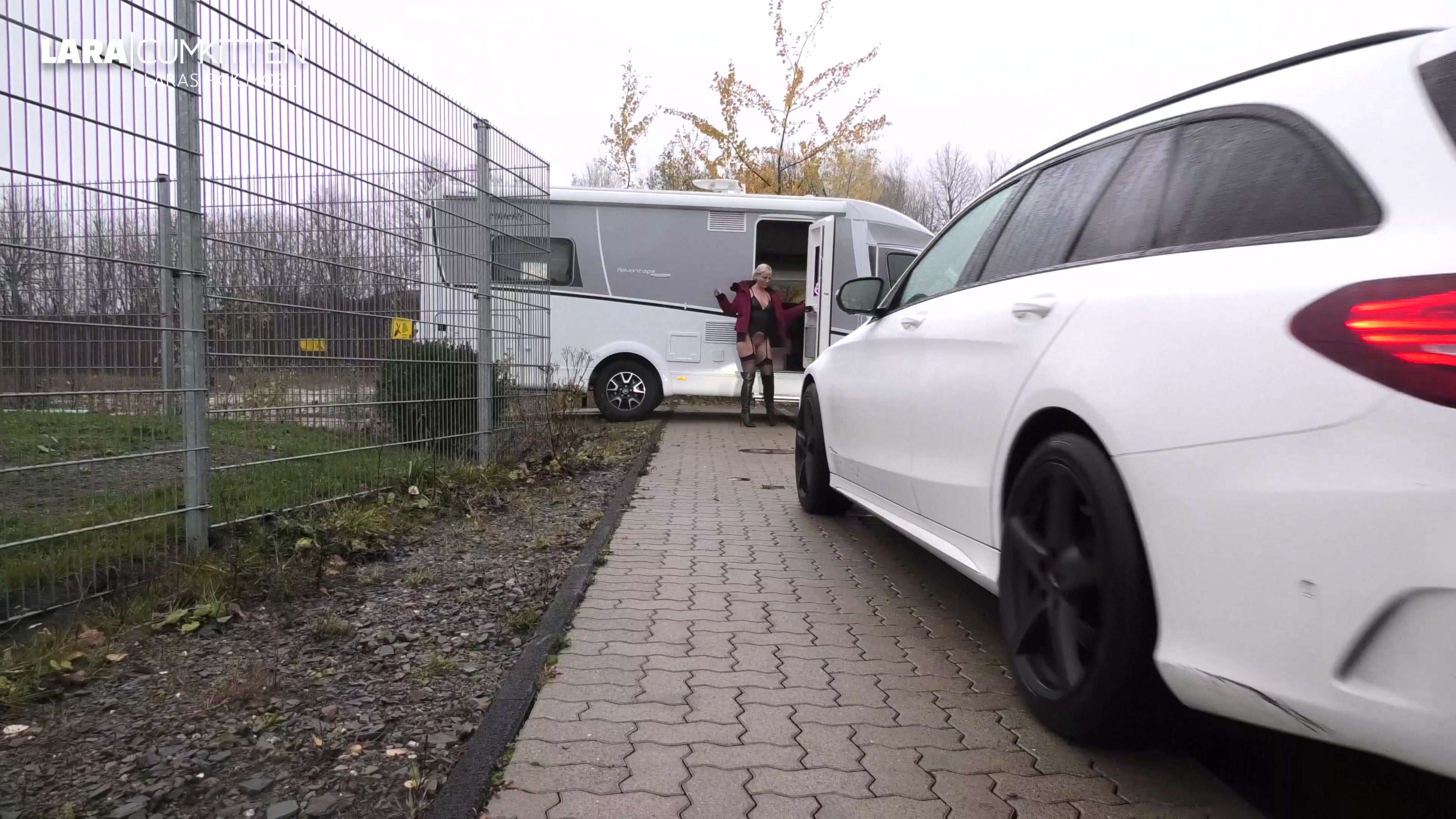 Das gab es so noch nie! Ich habe jetzt ein geiles FICKMOBIL und damit stelle ich mich in die versautesten Industriegebiete Deutschlands damit ich meine Lust auf Sex und Sperma noch besser ausleben kann! Ich muss nicht lange warten da kommt auch schon ein Auto angefahren. Er hat mein Fickmobil schon von Weitem an dem pinken Neon Kussmund im Fenster erkannt. Voller Notgeilheit präsentiere ich mich und meinen Prall Arsch twerkend in Lederstiefeln und Strapsen. Der Typ kommt sofort mit an Bord und ich zeige ihm meine fickhungrigen Löcher. Voller Lust blase und lecke ich seinen harten Fickprügel bevor er mich durch alle Ecken und Räume des Wohnmobils bumst. Erst doggy und gespreizt in der Ess-Ecke, im Stehen in der Küche und schließlich knallt er mir im Bett die Seele aus dem Leib während ich ihm mit meinem fickgeilen Dirtytalk einheize. Schau nur wie geil meine nasse rosa Pussy in der Nahaufnahme zuckt, wie meine Nippel stehen und wie ich vor Glück schreie als ich zum Orgasmus komm