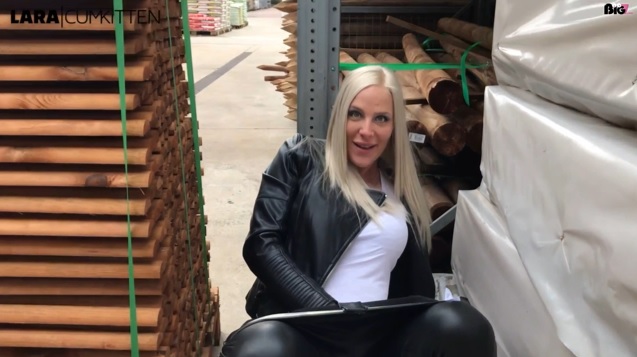 Ob ins Maul von meinen Freundinnen, ins Maul von Usern, absolut dreist in der Öffentlichkeit zwischen anderen Menschen oder in Jeans und Leggings - In diesem Video siehst du die 27 geilsten Piss Momente aus 2018. Dieses Jahr habe auch ich mir zum ersten Mal ins Maul pissen lassen und ich bin echt auf den Geschmack gekommen. Totale Überflutungsgefahr! Lege schon mal ein paar Lappen bereit, bevor du das Video kaufst, denn jetzt wird es extrem nass!