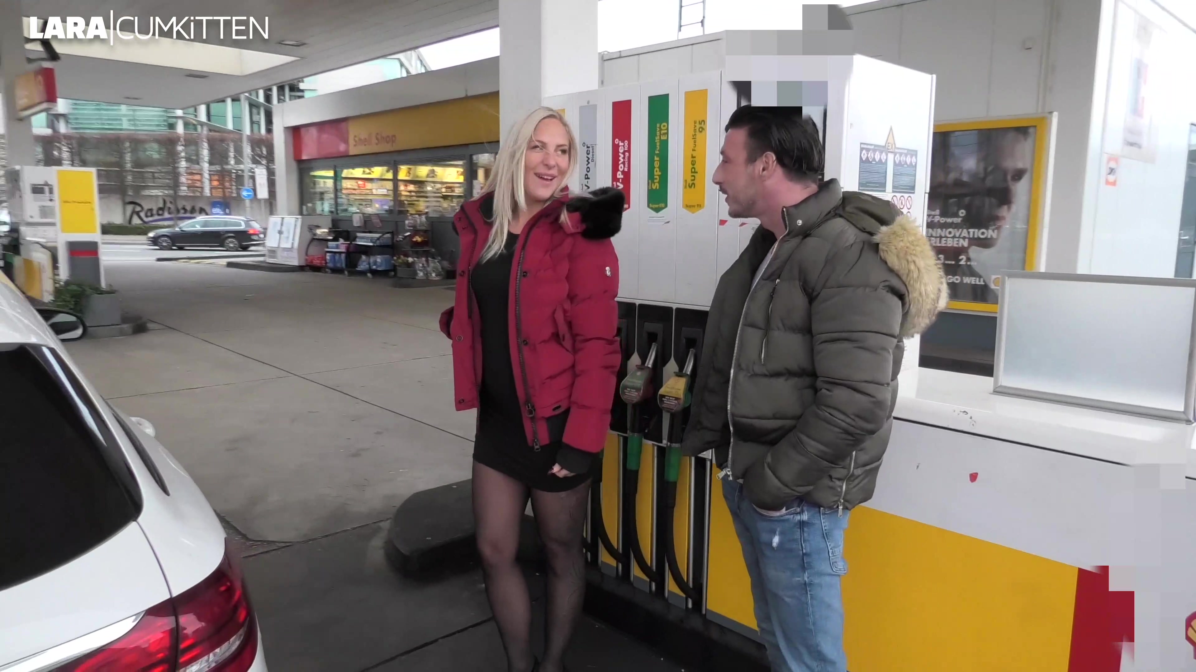 Von der Tanke in die Kiste - FREMDFICK DATE mit mega Facial Dieser geile, gut gebaute Typ beobachtet mich die ganze Zeit beim tanken. Als ich fertig bin, spricht er mich tatsächlich ganz dreist an, denn er kann meinem heißen Outfit mit Minirock, Halterlosen und High Heels einfach nicht widerstehen. Ich werde extrem geil auf ihn und die Vorstellung, dass er mich hemmungslos benutzt, während seine Freundin zu Hause auf ihn wartet macht mich noch heißer. Er braucht mich nicht lange zu überreden mit ihm mit zu kommen. Als wir bei ihm rein kommen, falle ich ihm gleich um den Hals und wir knutschen heftig rum. Ich blase seinen harten Fickprügel und lasse meine nasse Fotze ausgiebig von ihm lecken. Dann legt er mich flach und knallt mich nach allen Regeln der Kunst durch. Wie ein geiler Macho zerfickt und benutzt er mich doggy bis ich sehr sehr glücklich bin. Er wixxt seinen harten Kolben so lange vor meiner gierigen Fickfresse bis die Ficksahne aus ihm heraus kommt. Wow schau dir die geile Sahne in meinem Gesicht an... soooo liebe ich es! Spri