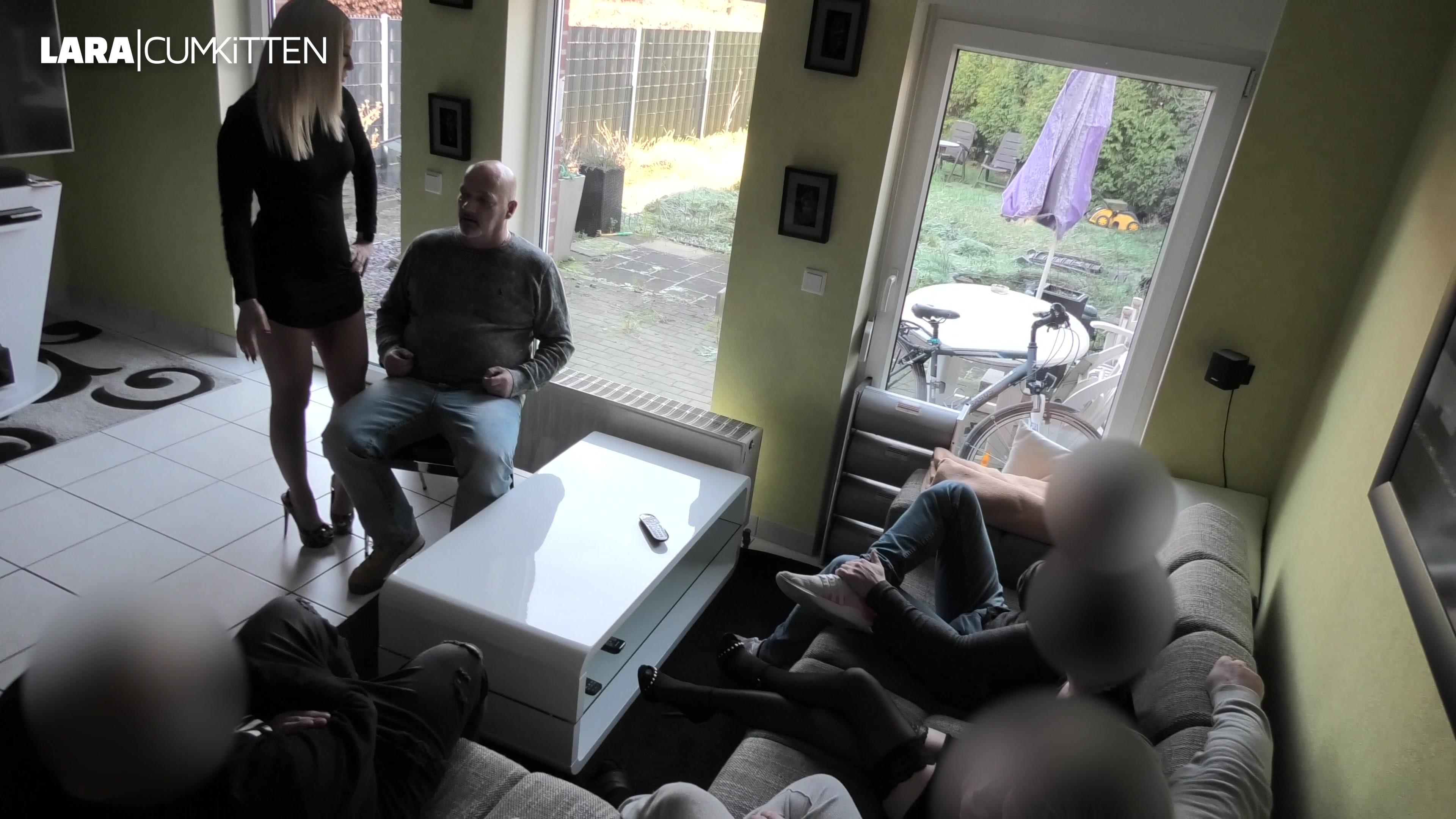 Er liebt meinen warmen Mädchen Sekt über alles. Nur seine Freunde wissen nichts davon, dass er auf Natursekt steht. Doch ich stelle ihn vor die Wahl: Entweder er steht öffentlich dazu, oder er muss in Zukunft auf meinen köstlichen Saft verzichten. Da er süchtig nach meiner Pisse ist, geht er den fiesen Deal ein und lässt sich vor versammelter Mannschaft von mir das Maul fluten. Natürlich tut er so, als ob es ihm nicht gefallen würde und es eine gemeine Wette ist die er verloren hat, doch in Wirklichkeit genießt er die vollen 0:45 Sekunden in denen ich ihm ohne Unterbrechung sein Maul flute. Schau mal was für ein geiler Strahl... und es hört und hört nicht auf. Stehst du zu deinem NS Fetisch, oder möchtest du es lieber mal heimlich mit mir erleben?