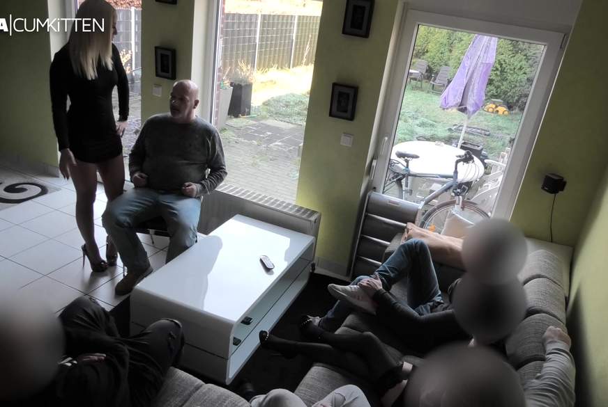 XXL P**s BETANKUNG ...und seine Freunde schauen zu von Lara-CumKitten pic1