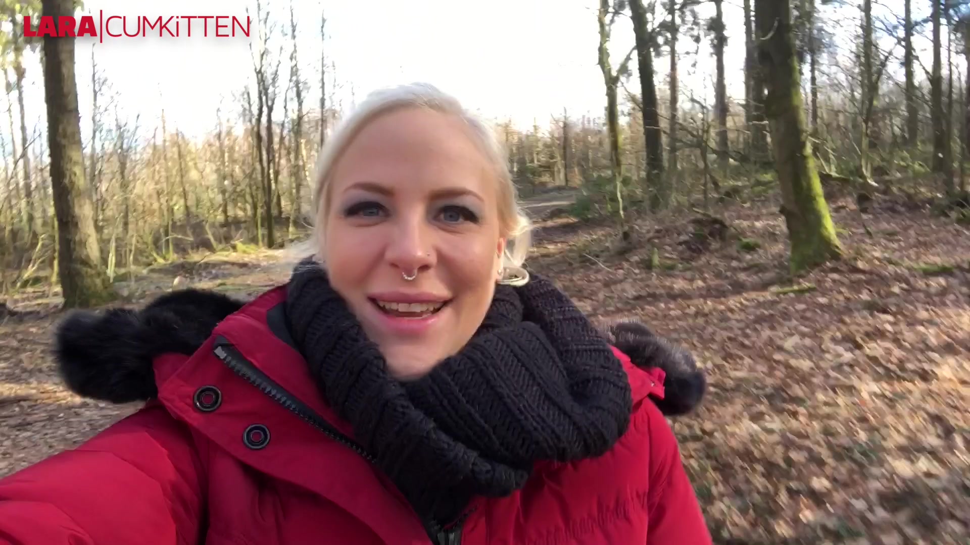 Dieses geile Frühlingswetter im Moment läd doch einfach zum spazieren gehen ein oder? Aber wie es so ist - wenn ich lange unterwegs bin, muss ich irgendwann Pipi. Gut, dass ich eine nette Begleitung dabei habe, die mal eben das Handy übernimmt und spontan bereit ist mich beim pissen zu filmen. Mmmmhh, wie geil das sprudelt und dieser Sound... Natürlich präsentiere ich noch meine nasse Pissfotze und halte meinen Arsch geil in die Cam. Schau mal wie geil meine Muschi in der Nahaufnahme aussieht... Würdest du mit mir auch mal spazieren gehen? Was würdest du dann gern noch machen ausser mich zu filmen?