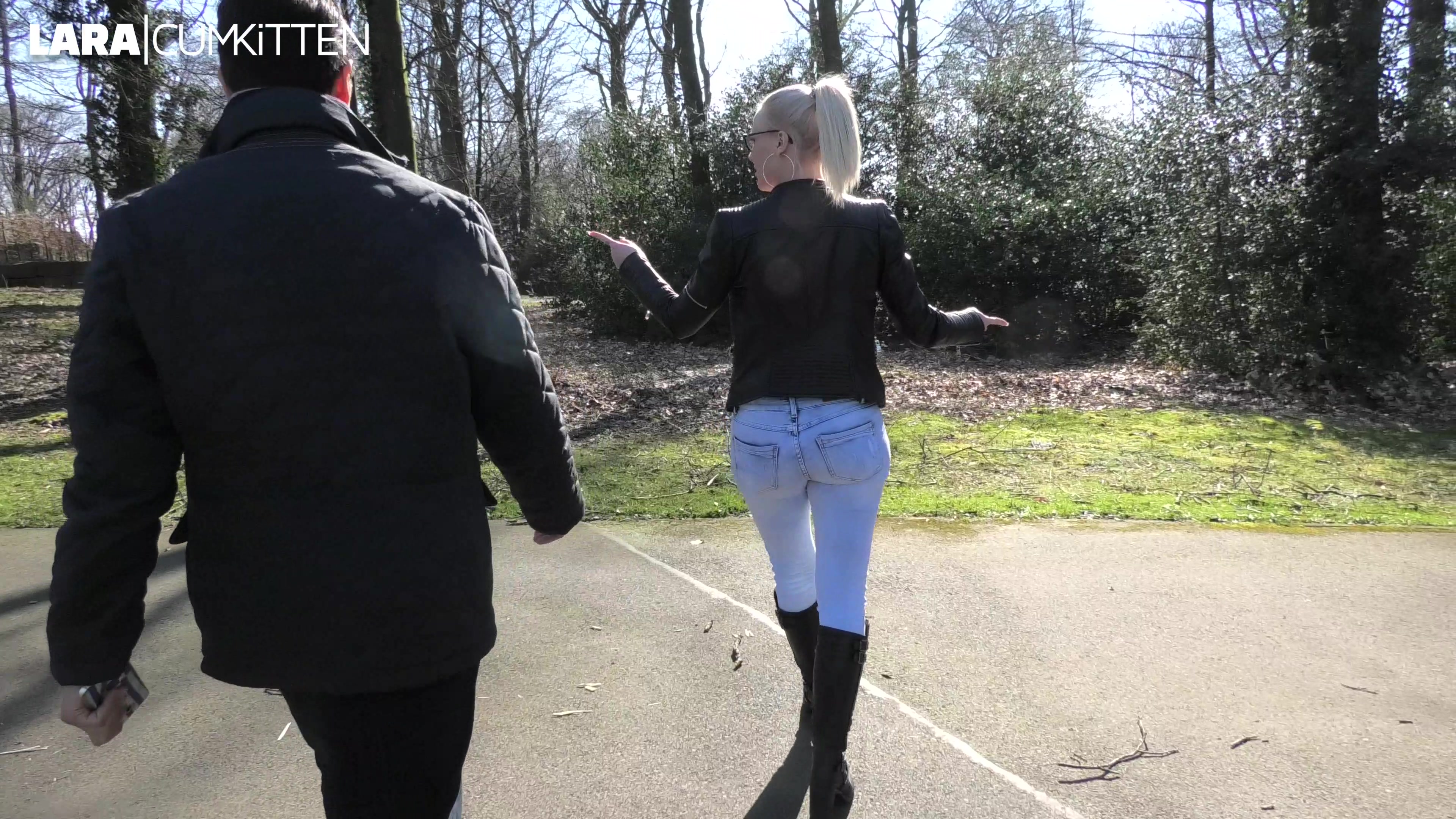 PUBLIC FICK in Jeans und Stiefeln - SPERMAWALK mitten im Stadtpark Der Park ist einfach zu groß und ich habe mich total verlaufen. Schon bin ich ein hilfloses Opfer in meiner sexy knall engen Jeans und schwarzen Lederstiefeln, Lederjacke und Brille. Als ich den Mann nach dem Weg zum Parkplatz frage, nutzt er die Gelegenheit und zieht mich ins Gebüsch. Bevor ich merke was hier los ist, habe ich schon seinen steifen Fickprügel in meinem Blasmaul. Es müssen die Frühlingsgefühle sein, denn ich werde plötzlich so extrem geil und will einfach nur noch benutzt werden. Nach dem Blowjob, ziehe ich mir die geile helle jeans bis unter den prallen XXL Arsch und lasse mich öffentlich doggy heftig geil im Park ficken. Nach dem geilen public Quickie zieht er seinen Kolben aus meiner nassen Fickfotze und spritzt mir geil über meine Brille in meine Fresse. Bei dem geilen Wetter zeige ich allen im Park was ich für eine Schlampe bin und präsentiere meine Gesichtsbesamung bei einem geilen Spermawalk. So kann der Frühling beginnen und du würdest mich sicher a