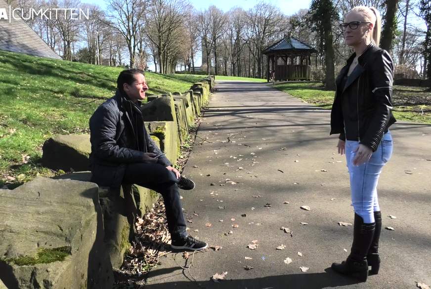 PUBLIC F**k in Jeans und Stiefeln - S****aWALK mitten im Stadtpark von Lara-CumKitten pic2