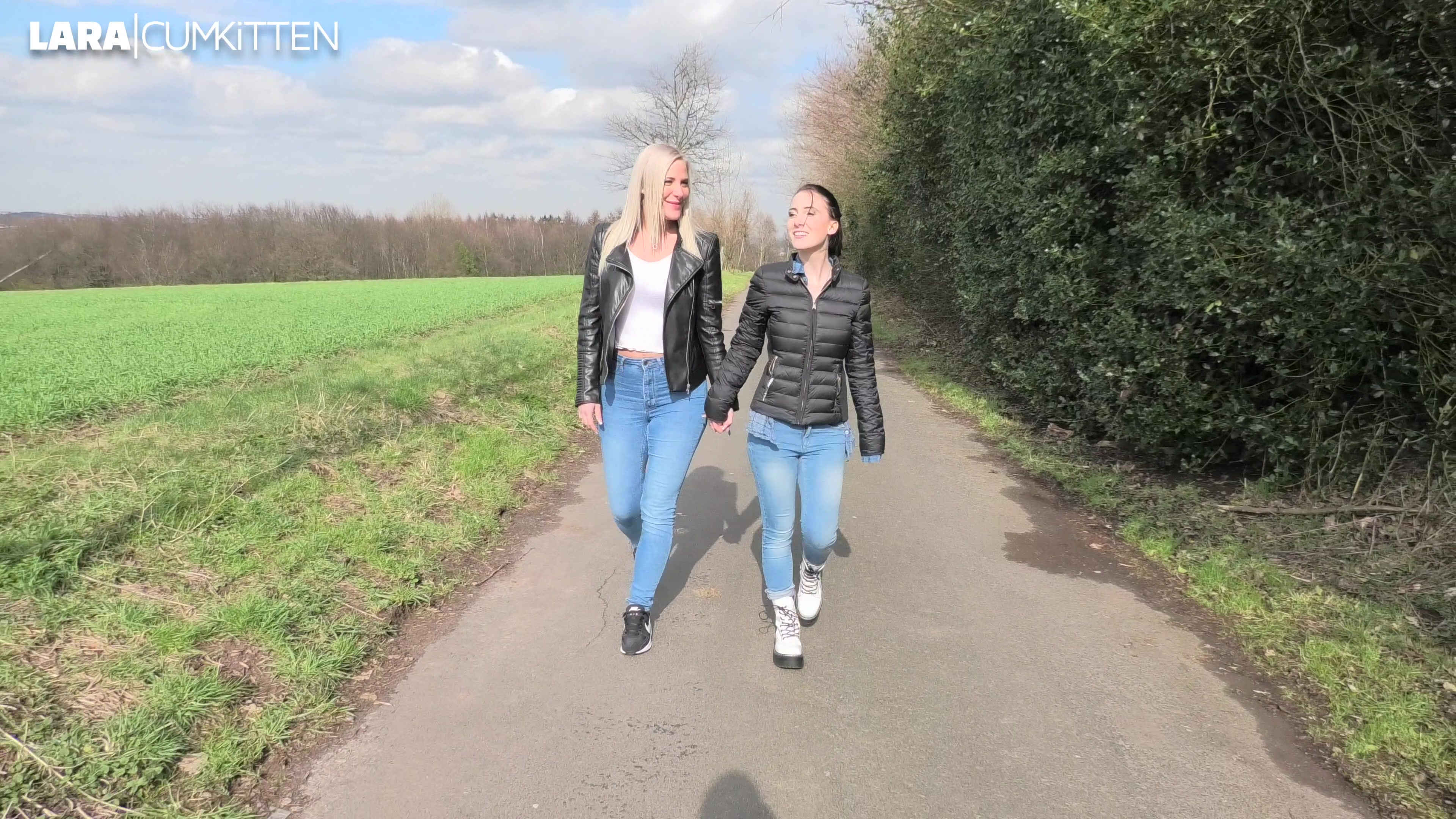 Meine Freundin Lou und ich genießen die ersten Sonnenstrahlen bei einem Spaziergang. Was gibt es da noch geileres als mit der Freundin gemeinsam die Jeans vollzupissen...? Es ist so ein geiles Gefühl und als wir uns küssen, lassen wir beide unseren Mädchensekt geil in unsere Jeans laufen. Mmmmhhh es wird langsam warm an den Beinen und alles läuft unten raus in meine Sneaker. Das war geil - und so nass wie wir sind spazieren wir einfach weiter. Jetzt wäre es geil wenn uns jemand so sehen würde... Was würdest du tun wenn du uns so vollgepisst begegnen würdest?