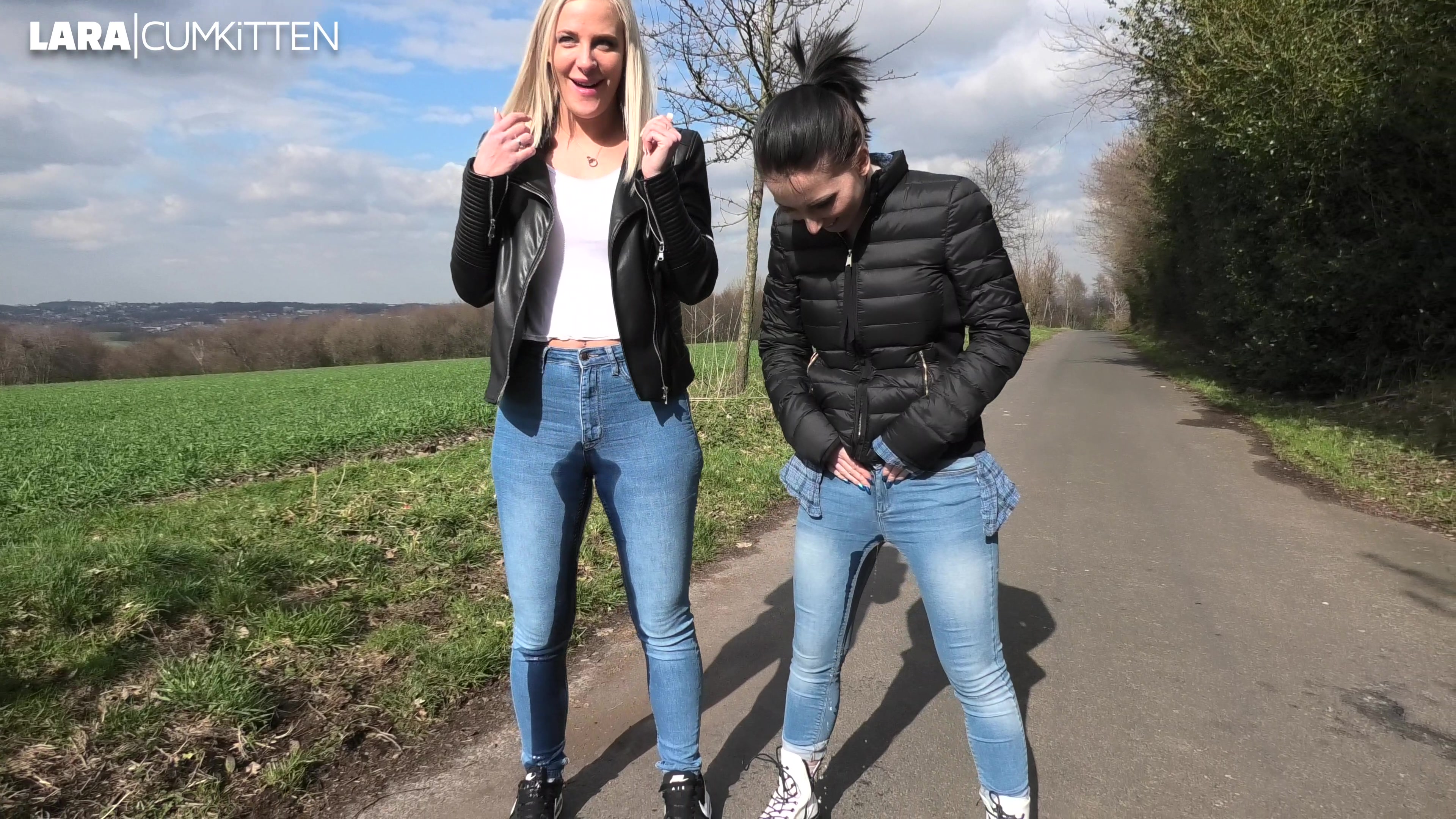 JEANS PISS - Wir nässen uns beide komplett ein Meine Freundin Lou und ich genießen die ersten Sonnenstrahlen bei einem Spaziergang. Was gibt es da noch geileres als mit der Freundin gemeinsam die Jeans vollzupissen...? Es ist so ein geiles Gefühl und als wir uns küssen, lassen wir beide unseren Mädchensekt geil in unsere Jeans laufen. Mmmmhhh es wird langsam warm an den Beinen und alles läuft unten raus in meine Sneaker. Das war geil - und so nass wie wir sind spazieren wir einfach weiter. Jetzt wäre es geil wenn uns jemand so sehen würde... Was würdest du tun wenn du uns so vollgepisst begegnen würdest?
