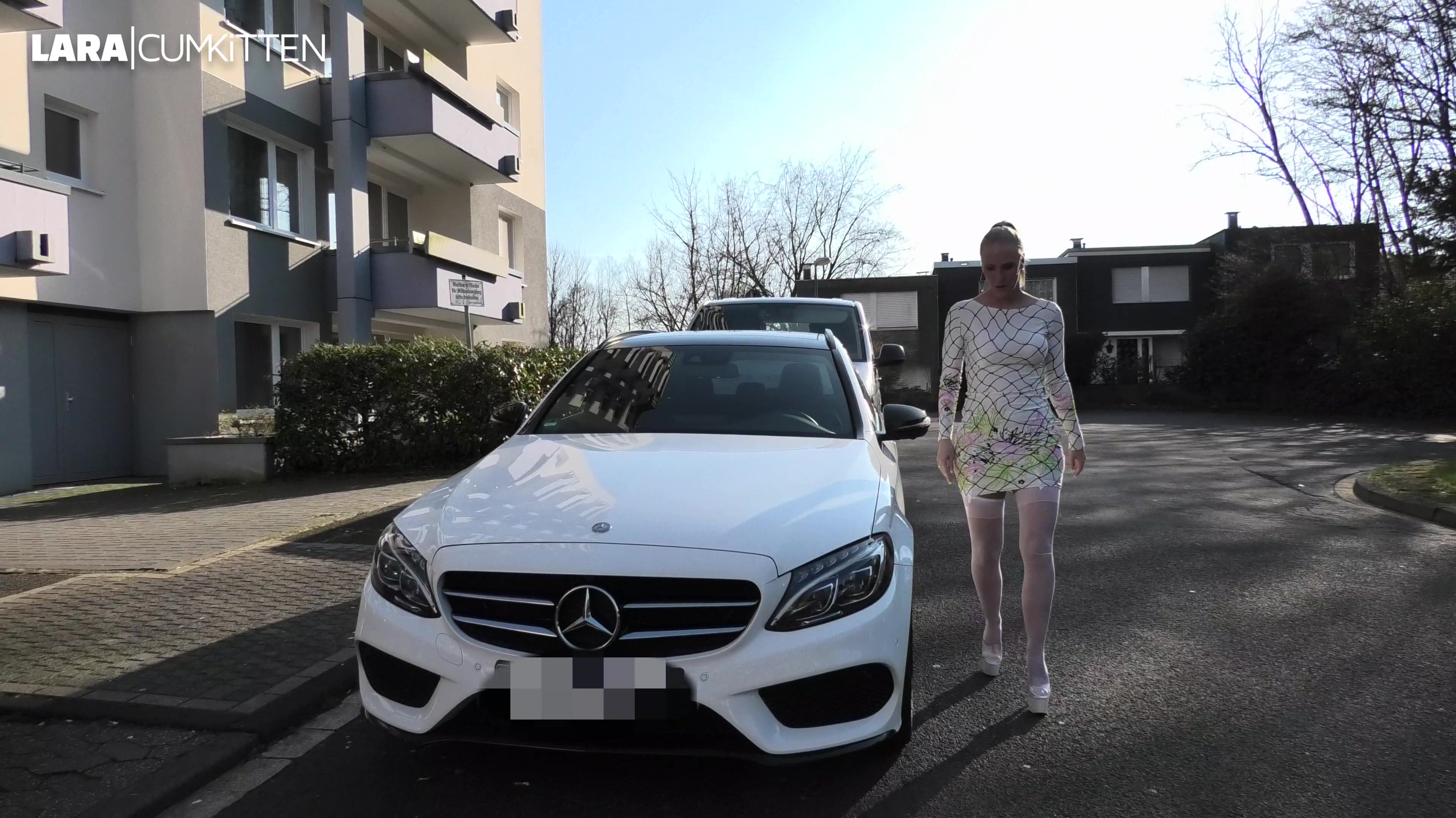 Mein Herz klopft ganz heftig als ich aussteige und nuttig aufgetrapst zu dem Hochhaus gehe. Ich habe mich noch nie so für einen Hausbesuch buchen lassen, doch das macht mich gerade extrem geil und ich kann es kaum erwarten in meinen weissen Straps-Dessous durchgefickt zu werden. Der Typ öffnet mir die Tür. Seine Frau ist arbeiten. Wir gehen zum Ehebett. Als ich mein Minikleid hochziehe und er meine Strapse sieht, steht er sofort hart. Ich blase seinen Prügel geil ab denn ich will hart gefickt werden. Er packt mich und benutzt mich in seinem Ehebett wie eine Fickpuppe, denn seine Frau lässt ihn schon lange nicht mehr ran. Er lässt seine ganze angestaute Geilheit nun an mir aus. Er knallt mich hart, würgt mich dabei, nimmt mich geil doggy und ich genieße jeden einzelnen Stoß, denn ich liebe es als Fickobjekt dreckig benutzt zu werden. Ich werde immer geiler und als er ins Kondom spritzt habe ich nur einen Gedanken: Ich will seine Ficksoße! Ich nehme mir sein Gummi und lutsche s