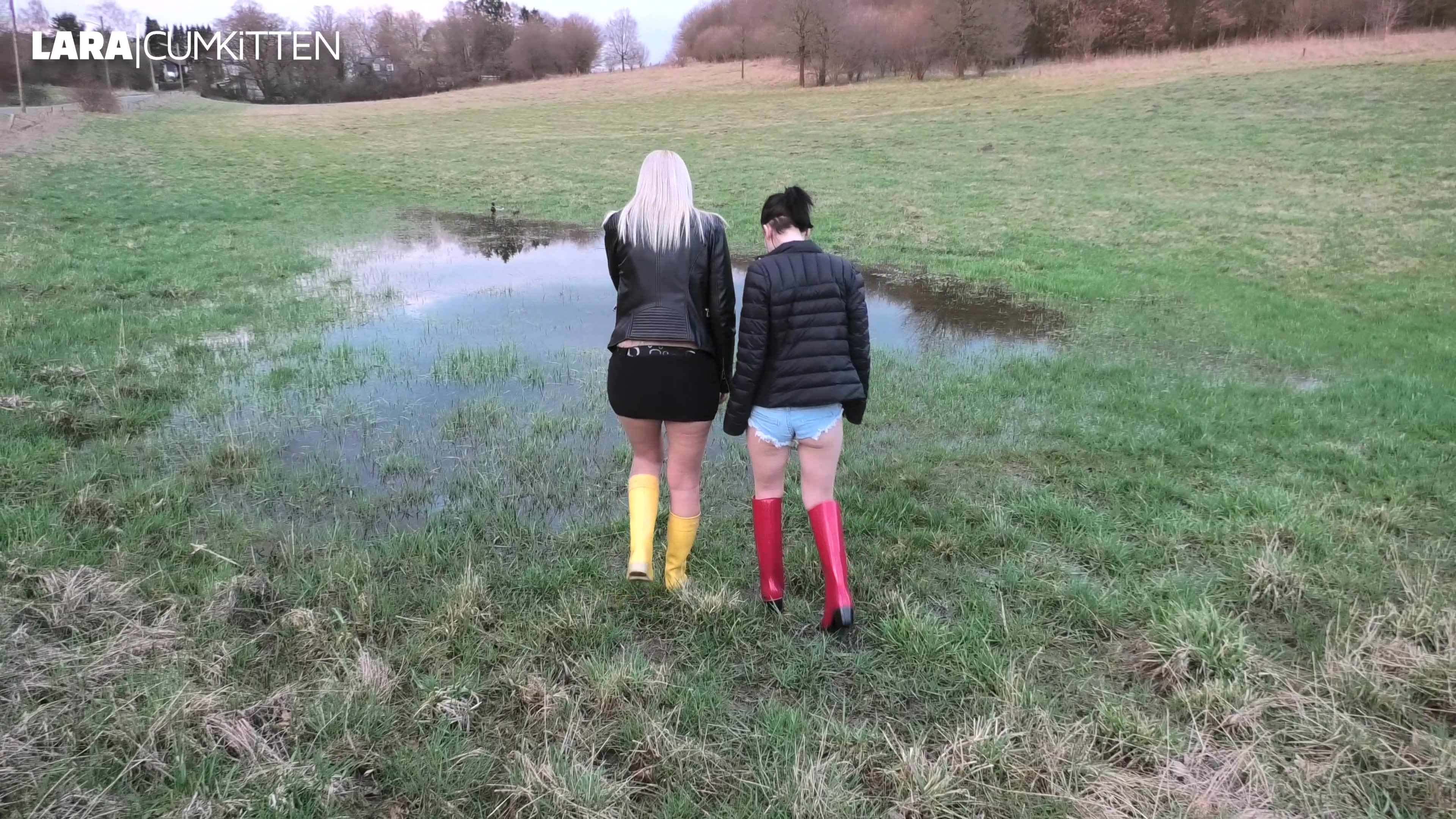 Es gibt nichts geileres als sich eine Freundin schnappen, Gummistiefel anziehen und in knappen Outfits rein in die riiiiiesen Pfütze. Ganz schön tief, deshalb läuft auch immer wieder etwas Wasser oben in die Gummistiefel rein. Aber kein Wunder so wie wir herum tollen und toben. Geiler Anblick wie wir uns mit den blanken Ärschen ins Wasser fallen lassen. Das Geplätscher regt die Blase an und es muss eine kleine kurze Pipi Pause her bevor es weiter geht. WIr machen uns gegenseitig nass und plantschen weiter rum bis Lou mir den Ihnalt ihres Stiefels komplett zwischen meinen Brüsten entleert. Wie gefällt dir der Anblick von zwei Gummistiefel Mädchen im Wasser??