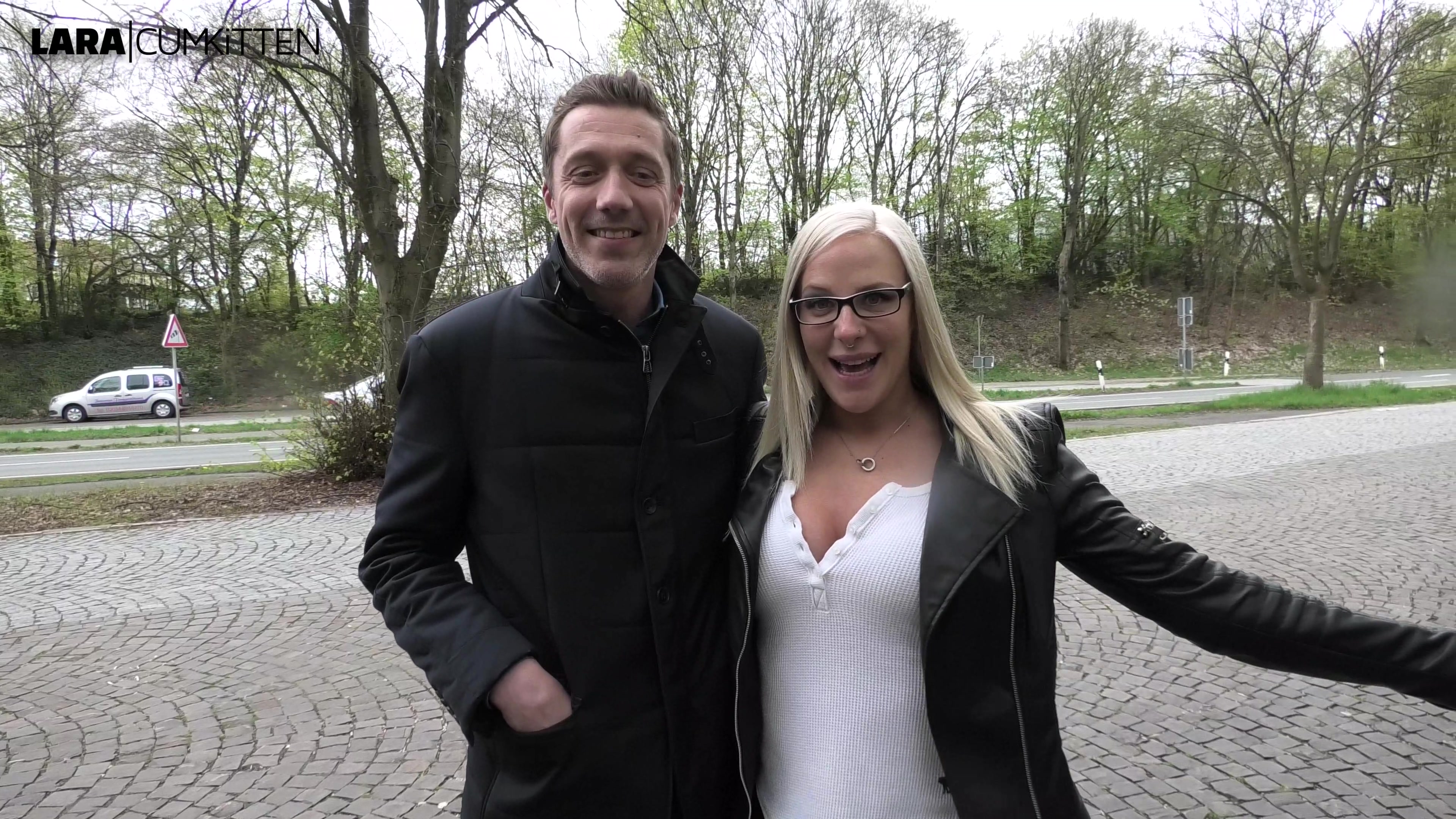 USER FAN TREFFEN - Persönliche Slip Übergabe plus XXX Ich habe mich mit einem sehr netten User aus Holland an einem Parkplatz getroffen. Er wollte sich eigentlich nur ein bisschen mit mir unterhalten, mich kennenlernen und ein getragenes Höschen von mir persönlich bekommen, aber wie es so kam, wurde noch ein wenig mehr daraus. Wir sind hinter den Parkplatz in ein Waldstück gegangen wo er mir den Slip natürlich persönlich ausziehen durfte. Er hat ihn mir dann nochmal schön tief in die feuchte Pussy geschoben und mich damit sanft gefingert. Das war sehr geil für mich. Er küsst meine Fotze und fängt schließlich noch an meine Pussy zu lecken, obwohl das so erst gar nicht geplant war. Das ist ein richtig geiles kurzes Fantreffen gewesen. Würdest du dir auch mal so ein kurzes Live-Date mit \