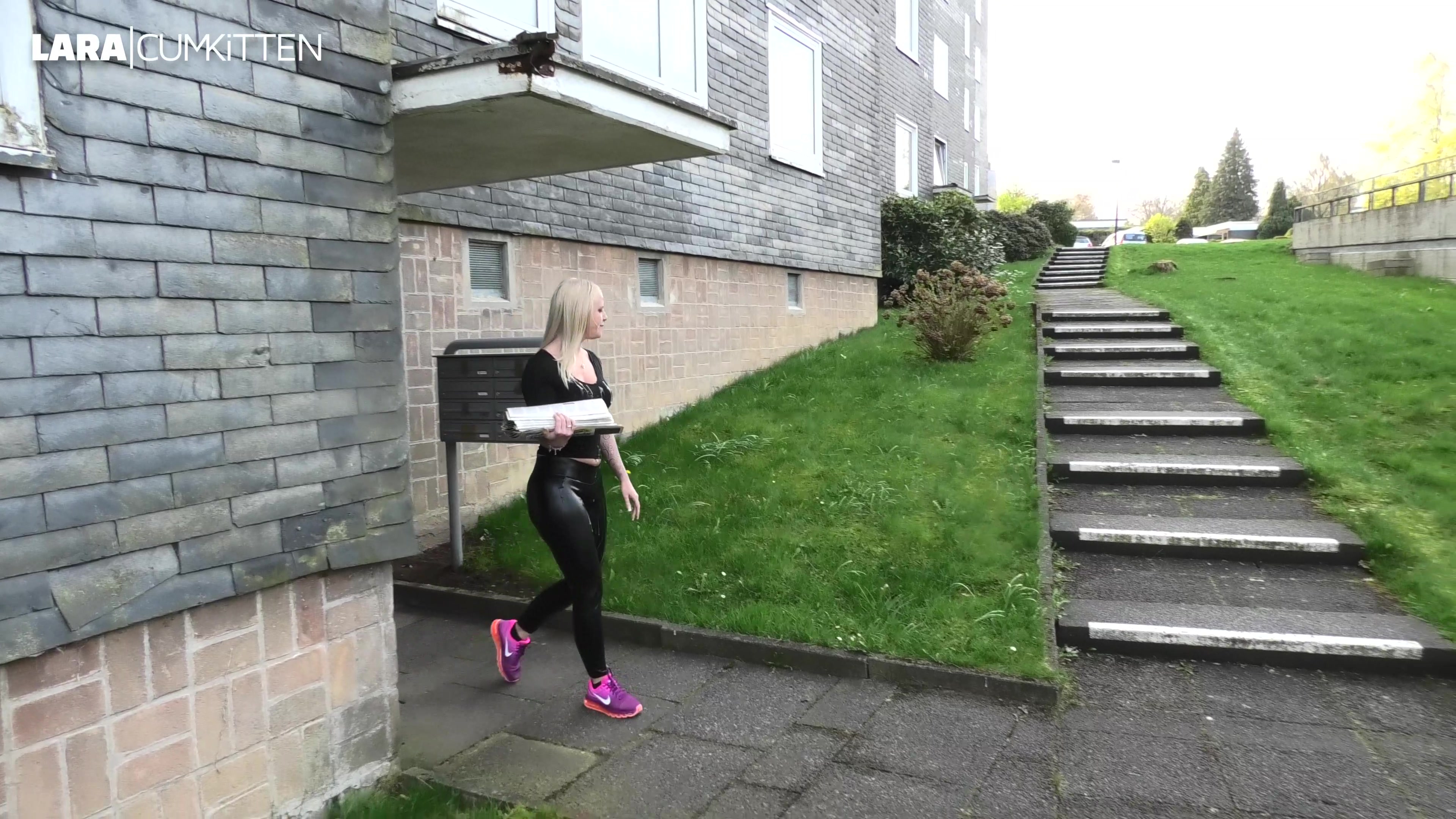 Das hier ist echt nichts für schwache Nerven, aber ich überschreite manchmal Grenzen um es darauf anzulegen heftigst brutal benutzt und zerfickt zu werden. Deshalb trage ich jetzt diese kostenlosen Wochen-Zeitungen mit meiner Wetlook Leggings aus und werfe sie auch in die Briefkästen wo drauf steht, dass es verboten ist Werbung einzuwerfen. Wütend zerren mich die Männer in ihre Wohnungen wo sie mich einer nach dem anderen ficken und danach vollgespritzt weiter schicken. Von einer Tür zur nächsten. Doch als ich völlig spermaverschmietert am letzten Haus ankomme, stellt mich ein Kerl zur Rede und geht heftiger vor als alle anderen. Er wird so geil als er meinen prallen vollgespritzten Arsch sieht. Ich will gar nicht zu viel verraten aber so brutal bin ich noch nie **, geschlagen und zerfickt worden. Den Typen macht das so geil wie ich mich voll bedeckt mit Sperma durch die Nachbarschaft ficke und er will seinen Teil dazu geben. Schau dir an wie dreckig brutal er mich als Fickschl