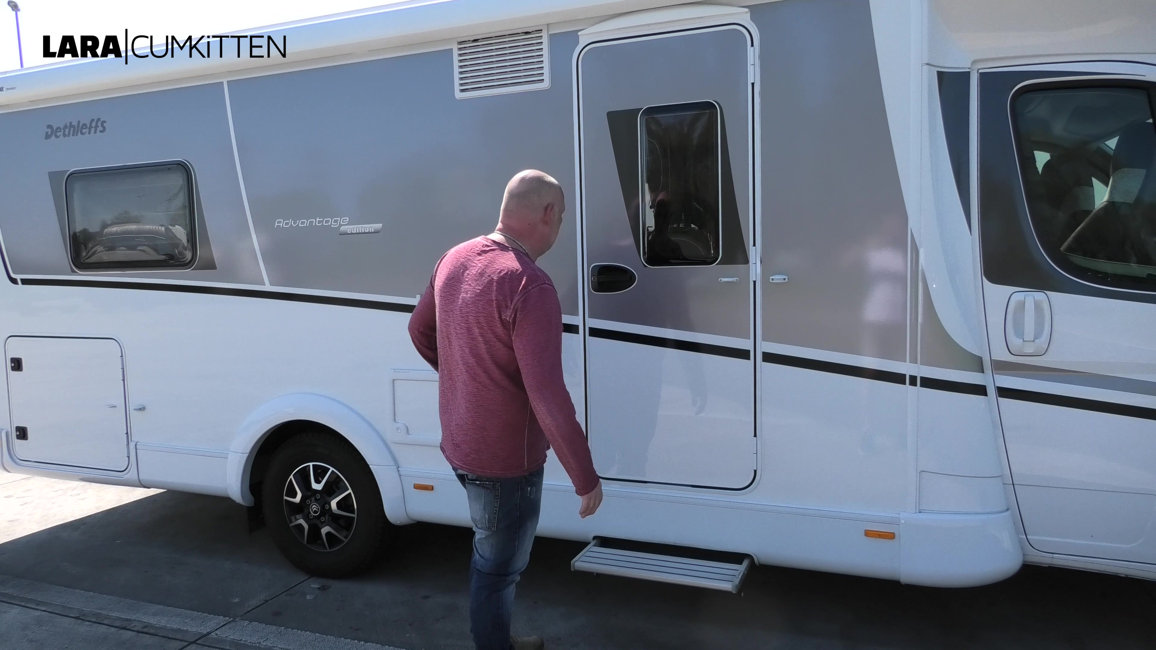 Ich bin mit meiner Freundin Lou auf dem Weg in den Kurzurlaub und haben uns für eine kurze Piss Pause auf den Rastplatz gestellt. Aus Richtung der LKW´s kommt so ein alter Sack an, der uns ernsthaft fragt ob er mal in unserem Wohnmobil auf die Toilette gehen darf weil das WC am Rastplatz geschlossen ist. Lou und ich schauen uns nur an, versprechen ihm, dass er nur unter einer Bedingung auf unser WC darf und bitten ihn, sich vor die Stufe auf den Boden zu legen. Maul auf und Lou fängt an sein Gesicht komplett vollzuduschen. Ich lege direkt nach und flute sein Maul mit meinem warmen Mädchensekt. Wow ist das viel... die Erfrischung kam ihm gerade recht, doch nassgepisst wie er da in unserer Piss Pfütze steht, knallen wir ihm die Tür vor der Nase zu... War das zu fies...?