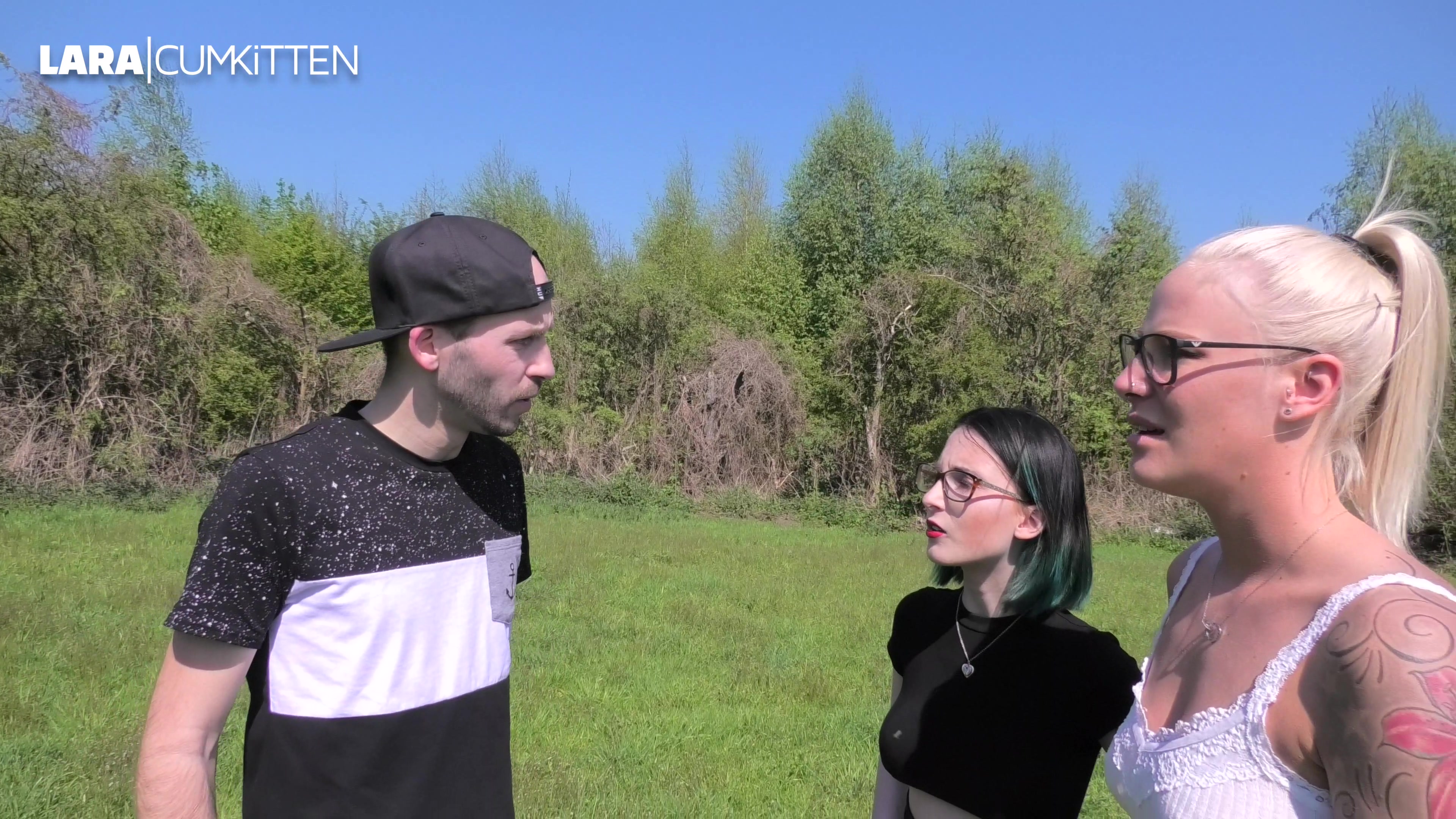 Meine Freundin Lou und ich haben einen User getroffen, der geil darauf ist, nackt von uns angepisst zu werden. Sein Ständer steht schon als er anfängt meine geile nasse Fotze zu lecken. Dann lasse ich alles laufen und pisse ihm schön ins Maul und danach auf seinen harten Fickschwanz! OMG - noch während ich pisse spritzt er bereits ab und die weiße Ficksahne läuft ihm die Beine runter... ich pisse weiter über seinen Schwanz und nun ist Lou dran mit ihrem Verwöhnprogramm. Sie pisst ihm erst die Spermareste vom Sack und danach lässt sie ihren Mädchensekt in dein Maul laufen. Mmmmhhh würdest du so etwas auch gern mit uns erleben? Dann schreib uns an wenn du nicht Kamerascheu bist ;)