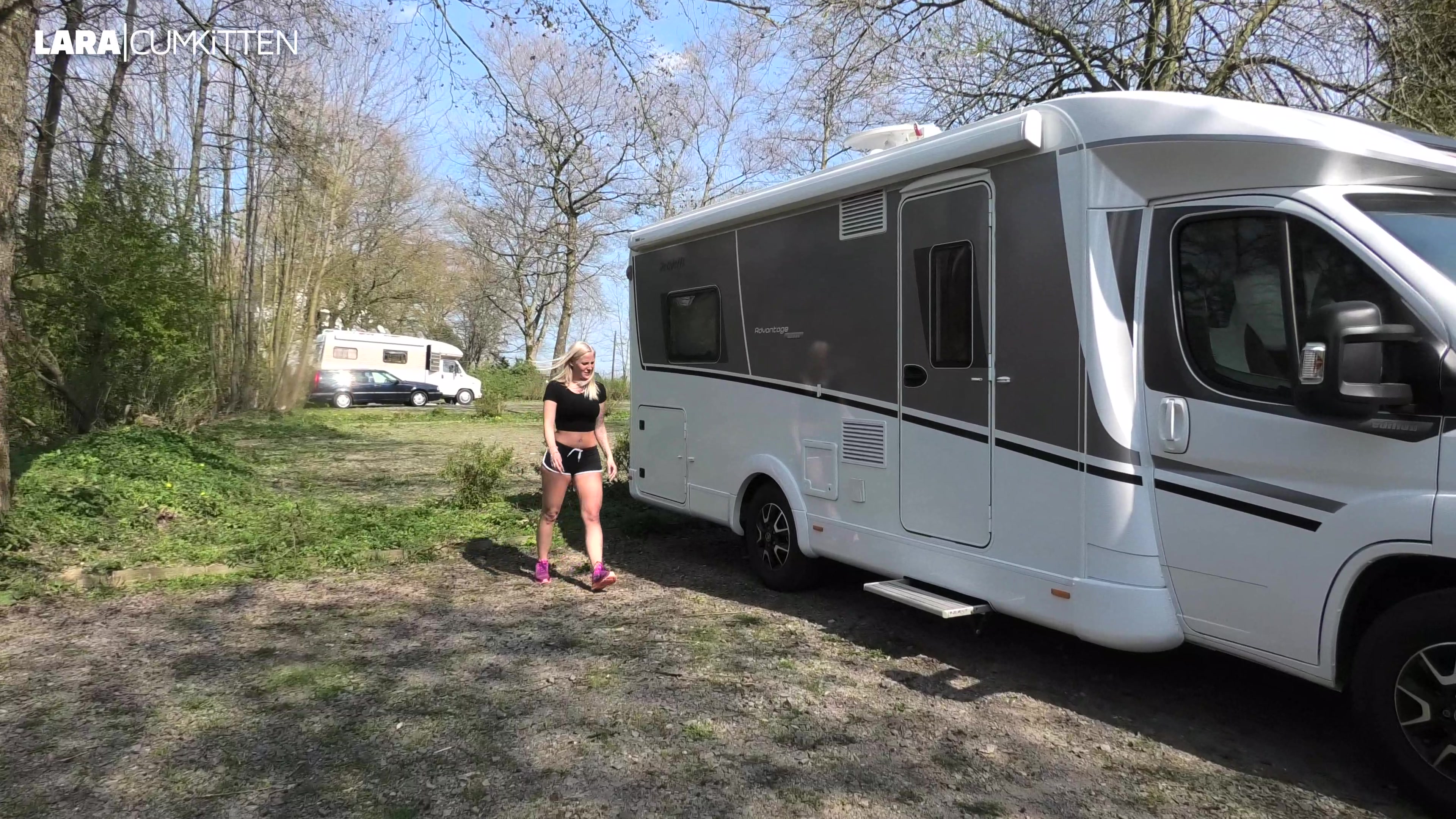 Im Wohnmobil gegenüber ging´s letzte Nacht ganz schön heftig zur Sache. Als seine Frau zum Einkaufen geht, klopfe ich an seiner Tür, denn ich will wissen ob er mich genauso geil durchknallen würde oder ob er seiner Frau treu bleibt. Er bittet mich in sein Wohnmobil. Wir flirten nur kurz und schon hab ich ihn soweit. Wir landen sofort im Ehebett der beiden. Er hat bereits einen Ständer wegen mir und ich blase ihn heftig geil ab. Er klatscht mir auf meinen prallen Bubble Butt in Hot Pants und als ich mich für ihn ausziehe, nagelt er mich in allen Stellungen durch. Was für ein geiler Fickhengst!!! Vor ein paar Stunden noch seine Frau, jetzt knallt er mich. Hoffentlich kommt sie jetzt nicht vom Einkauf zurück, denn er kann gar nicht mehr aufhören mich geil zu ficken. Ich lecke und kraule seine Eier und er spritzt mir krass in meine geile Spermafresse. Jetzt aber schnell weg hier bevor wir noch erwischt werden. Der Typ hat meinen Treuetest verloren. Könntest du im Urlaub treu ble