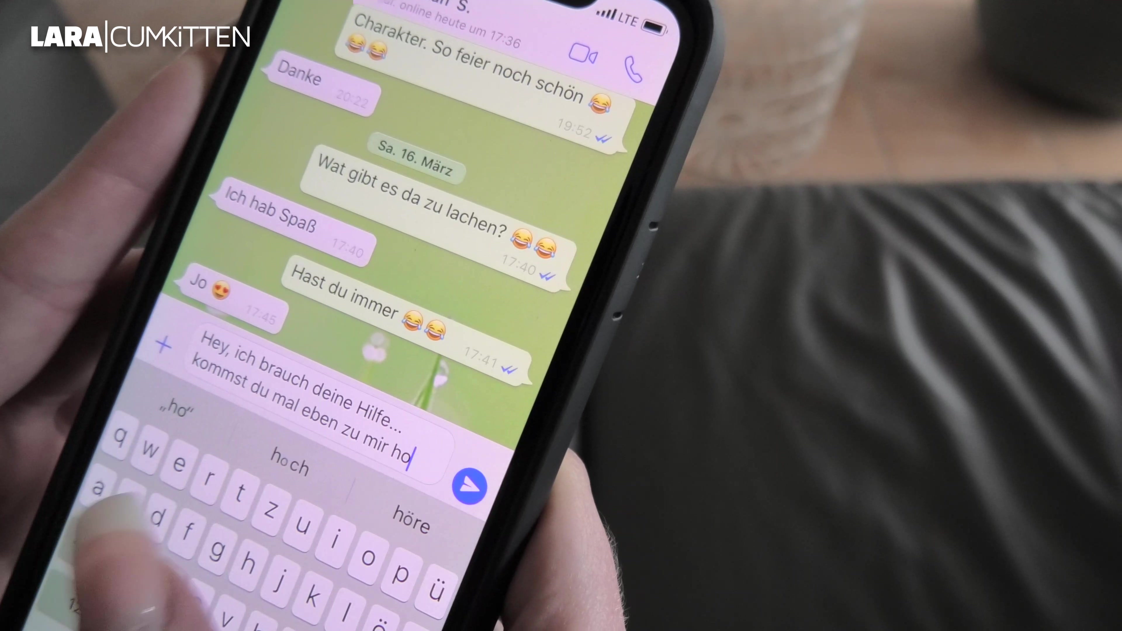 OMG, ich bin so ein extrem versautes Fickstück, aber jetzt habe ich es echt auf die Spitze getrieben. Ich hab meinem geilen Nachbarn geschrieben ob er eben zu mir kommt zum ficken. Er hat es mir so heftig besorgt, doch dann ist es passiert: Das Gummi ist geplatzt und er hat sein ganzes warmes Sperma in meine geile Fotze gepumpt. Anstatt geschockt zu sein, kannst du dir nicht vorstellen wie geil mich das gemacht hat. Ich hab sofort die anderen Nachbarn geholt. Die wissen wie sehr ich es immer brauche und einer nach dem anderen hat mich ohne Kondom durchgefickt und in mir abgespritzt. Wow so viel Sperma in mir von so vielen Typen... Wenn ich jetzt nicht schwanger bin, dann weiss ich es auch nicht. Das ist kein Russisch-Roulette, das ist Sperma-Roulette, denn ich hab keine Ahnung von wem ich schwanger sein werde. Der letzte hat mir auf die Titten gespritzt nachdem er im Sperma seiner Vorgänger herumgefickt hat, da ist die Chance am geringsten. Wärst du auch gern mein Nachbar und hätte