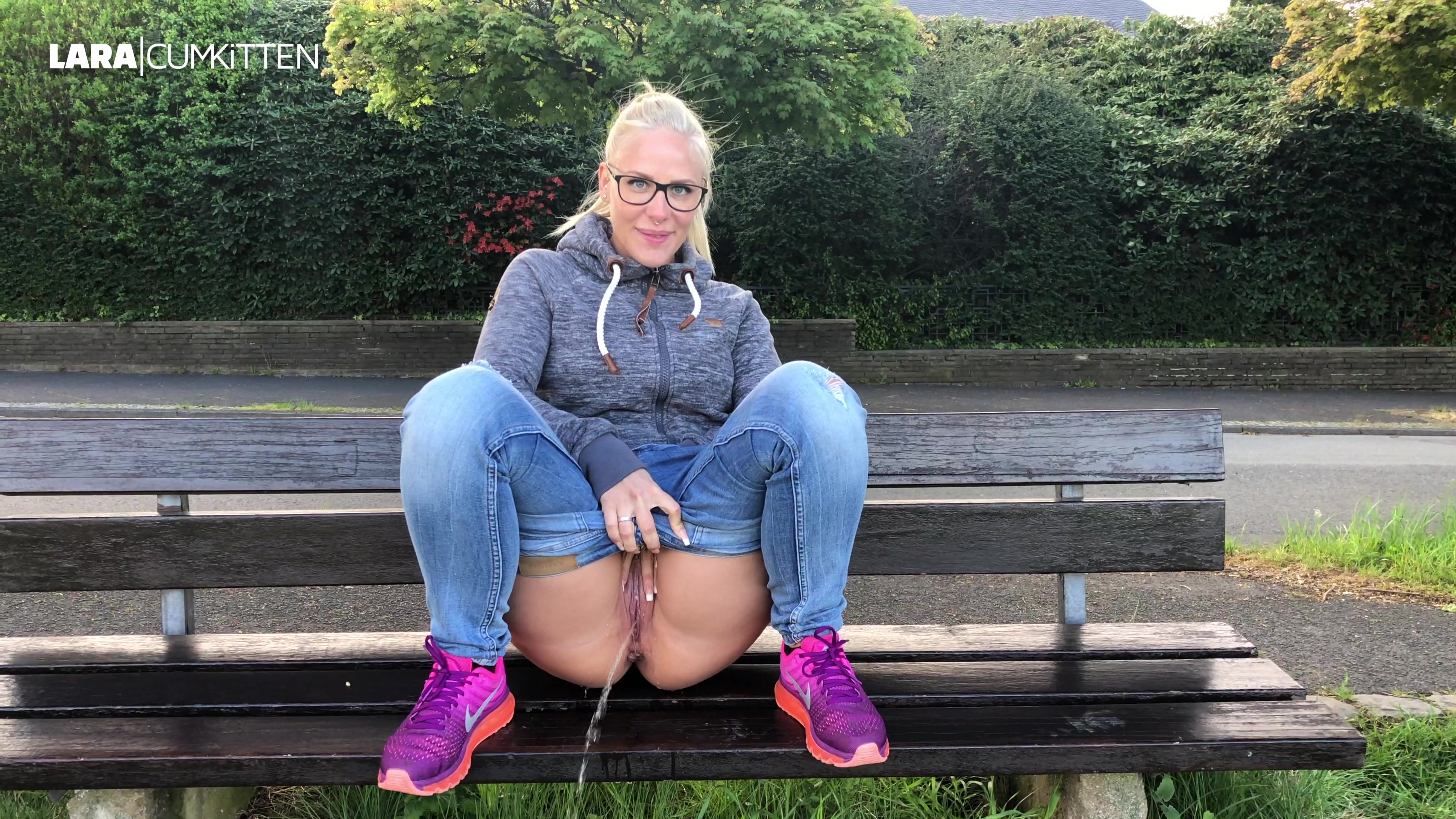 Privater PISS Clip - Nasse Fotze gaaanz nah Ein schneller Pissclip für Sparfüchse. Nur 1 Minute aber trotzdem richtig geil. So sehe ich oft privat aus. Sneaker, Jeans, Brille, Kapuzenjacke... Ich hoffe der private Einblick gefällt dir. Schau wie sexy ich mir mitten im Wohngebiet public auf der Bank die Jeans herunterziehe und wie laut der Piss Strahl plätschert. Meine Muschi ist gaaaanz nass, aber nicht nur von meiner Pipi sondern auch jede Menge geiler Muschisaft. Dafür kommt die Kamera extra nah an meine Fotze heran. SIehst du wie geil...? Was würdest du jetzt gern mit mir machen?