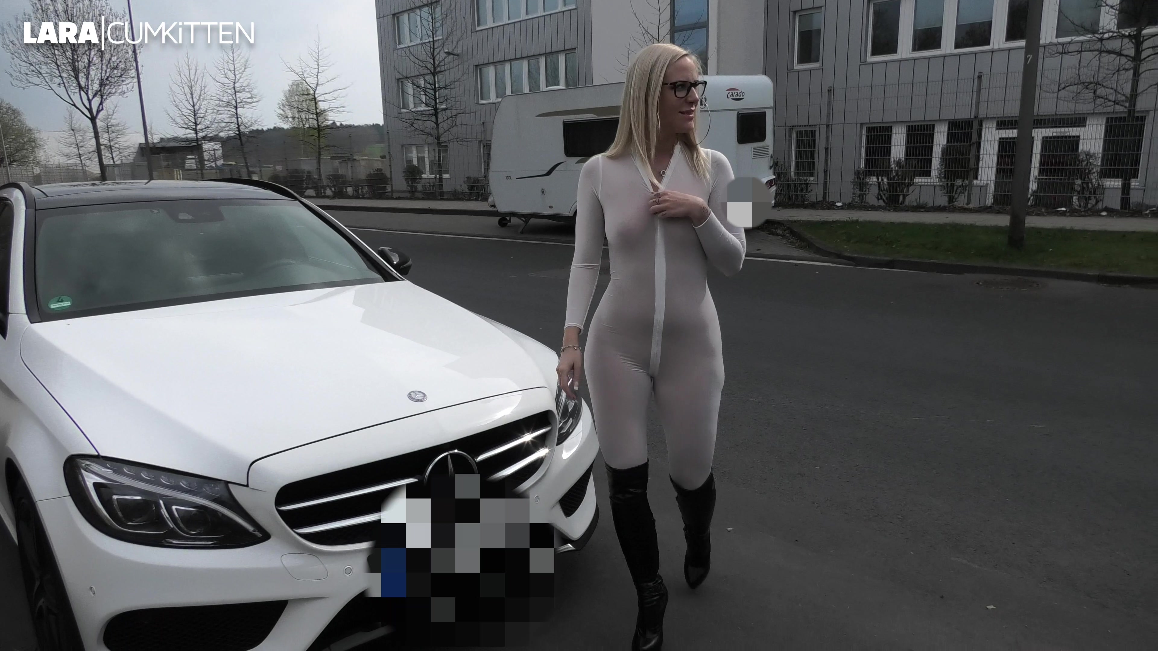 HOT or NOT? - PISS in Stiefeln und Catsuit Wie gefällt dir das Outfit? Overknee High Heel Stiefel und ein transparenter Nylon Catsuit mit einem echt praktischen Reißverschluss ;) Der taugt nicht nur zum schnell mal pissen müssen sondern garantiert auch zum ficken ^^ Hier mache ich aber erstmal eine kurze Pisspause und zeige dir wie geil es aussieht wenn ich in dem Outfit pisse :) Ich hoffe es gefällt dir auch!