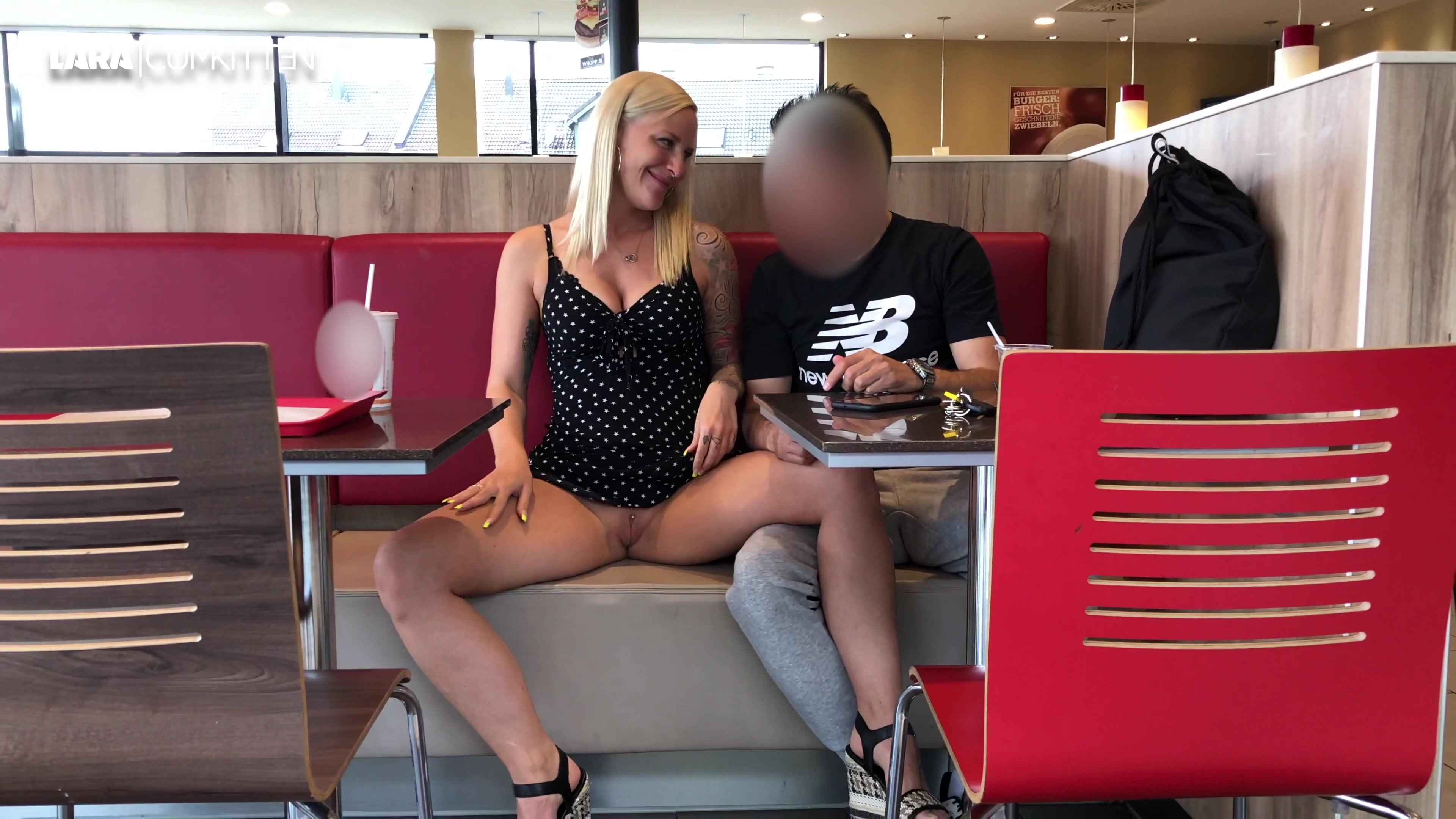 Public Fick im BURGER LADEN - SPERMAFACE mitten im FastFood Restaurant Ohne Höschen unter dem Kleid bin ich dem Typ neben mir im Burger Laden immer näher gerutscht bis sein Schwanz hart ist. Ich mache meine Beine breit, dass er meine klatschnasse Fickfotze anfassen kann. Ich bin sooo geil geworden als er mich berührt hat. Ich hab ihm einfach mitten im Restaurant seinen geilen Fickprügel geblasen. Wir sind beide inzwischen so geil aufeinander, dass ich mich einfach auf sein Fickrohr setze - wow das fühlt sich so geil an als er in mich eindringt. Fuck - hinter uns sind Leute die schon schauen - hier am Tisch können wir nicht weiter machen. Ab aufs Herren WC, jetzt gehts richtig zur Sache. Doggy fickt er mich geil durch bis seine Sacksahne kocht. Es ist so geil für mich an solchen Orten benutzt zu werden. Er schießt eine geile Spermaladung in meine Fresse und so gehe ich quer durch das halbe Fast Food Restaurant, vorbei an der Theke wo gerade alle ihre Menüs bestellen bis nach draussen! Würdest du mich auch gern mal so in der Öffentlichkeit treffe
