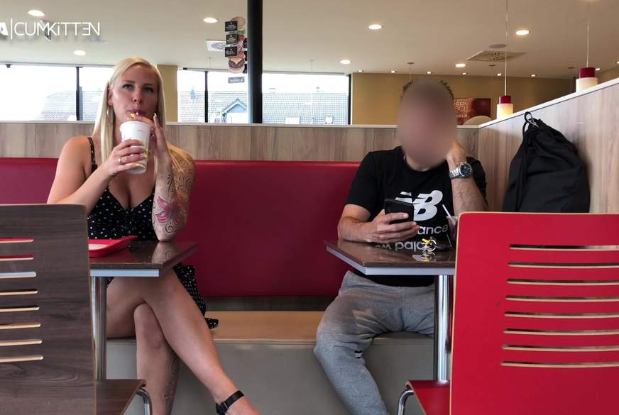 Public F**k im BURGER LADEN - S********e mitten im FastFood Restaurant von Lara-CumKitten