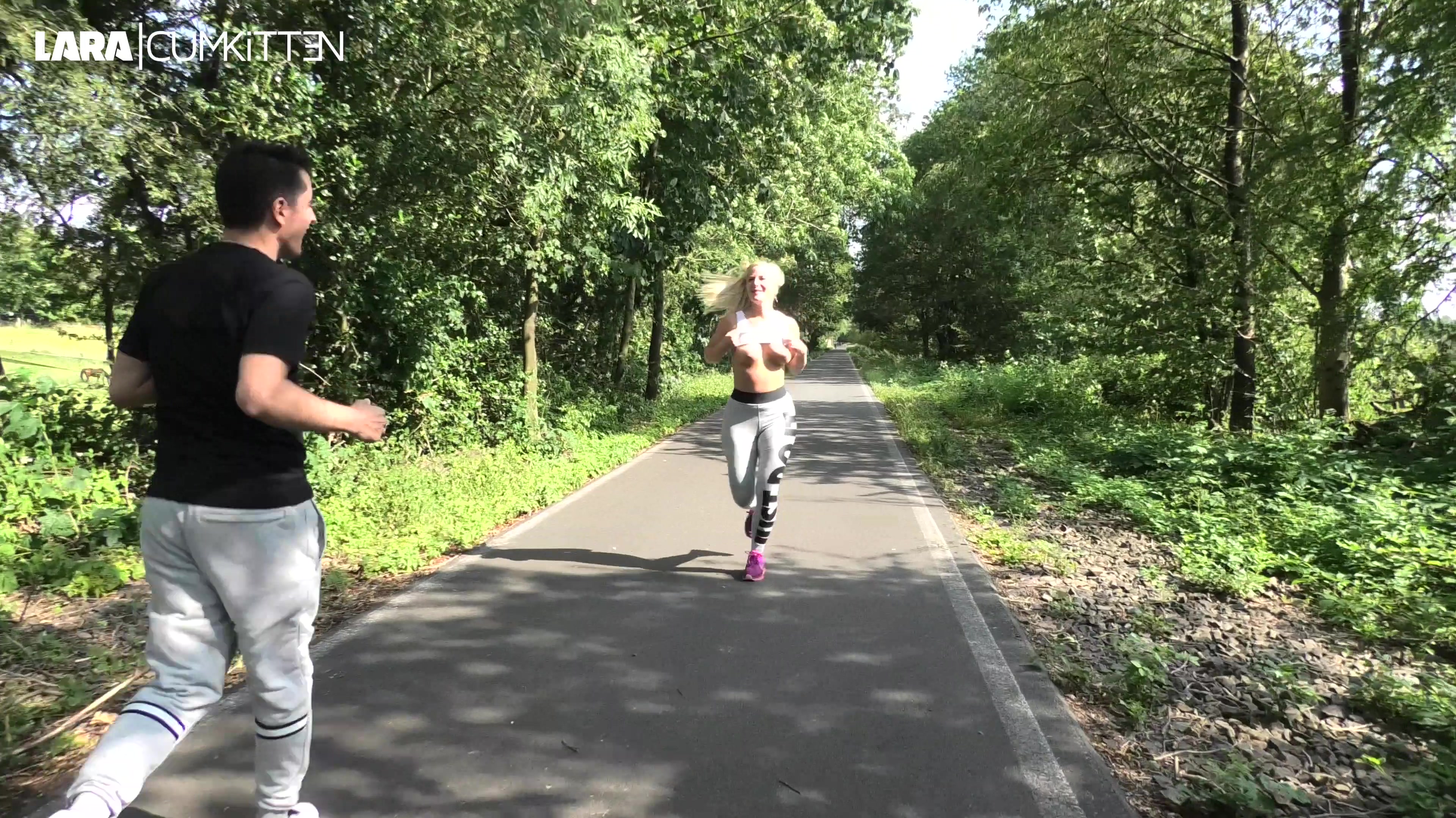 Ich gehe jetzt im Sommer bei dem geilen Wetter fast jeden Tag laufen um mich fit zu halten. Heute hab ich aber viel mehr Lust mich draußen mit ficken fit zu halten. Schon echt ziemlich nuttig was ich mir in meiner Geilheit einfallen lasse, um einfach schnell und ohne bla bla genagelt zu werden. Auf diesem Weg kommen immer viele Jogger und Radfahrer vorbei und beim nächstbesten Typen hab ich einfach vor seinen Augen mein Top hochgezogen. Echt billig aber total wirksam, denn schon hab ich ihn an der Angel. Direkt auf der nächsten Bank hab ich seinen steifen Prügel geblasen während die Radfahrer an uns vorbei fahren. Dann hab ich ihn ins Gebüsch gezogen und mich von ihm benutzen lassen. Er hat mich sooooo geil doggy im Stehen gefickt, dass ich echt schnell gekommen bin. Schau nur wie nass ich bin während er immer wieder geil zustößt... Ich hab dann für ihn meine knallenge Sport Leggings über meinen Arsch gezogen. Sofort kommt es explosionsartig aus ihm heraus gespritzt und ich 