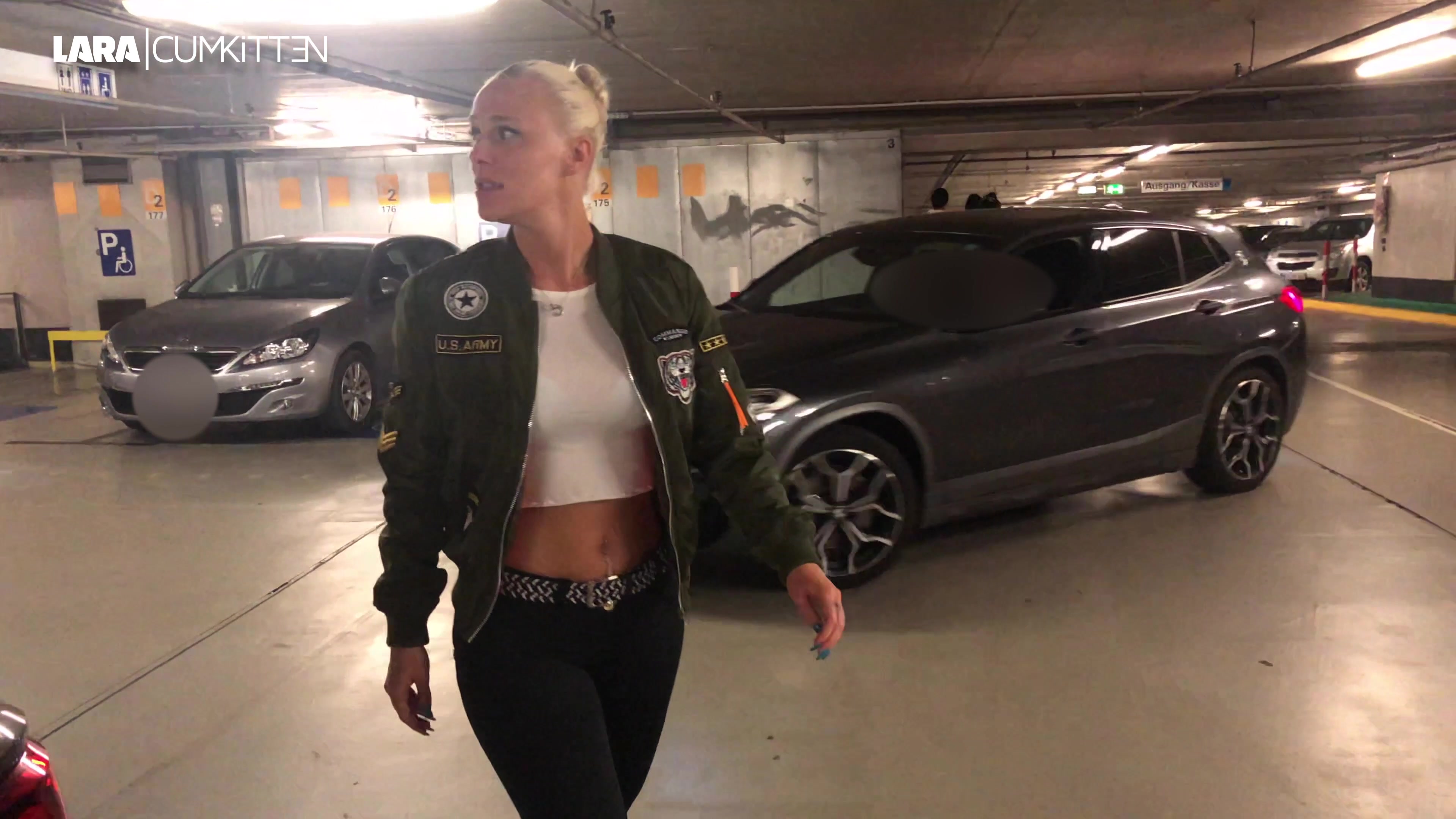 Direkt unter dem Kölner Dom gibt es eine Tiefgarage, die ist an so Tagen wie heute meeega voll. Überall fahren Autos, überall Leute die gerade geparkt haben oder zu ihren Autos zurück wollen... und ich, die mal wieder dringend pissen muss bin mittendrin. Egal, es dauert zwar ein bisschen bis ich unerkannt bin, aber dann kann ich alles voll laufen lassen. Wow seht ihr wie das läuft...? Mein Gott das fällt ja total auf was ich hier gemacht habe. Fliege ich jetzt doch noch auf bei diesem Bach? Schnell weg hier!