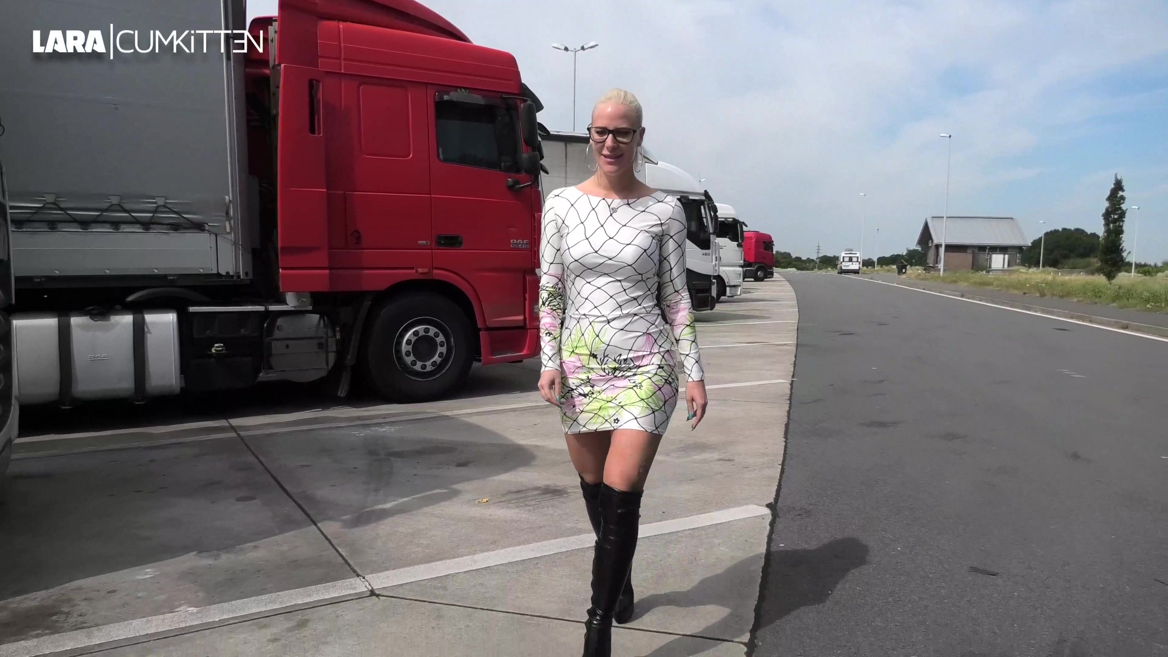 Jeder von euch weiss wie mega spermageil ich bin, deshalb habe ich ja letztens wieder einen Aufruf zu einem realen Parkplatz Date gemacht. Es war echt super geil euch mal hautnah zu treffen und zu spüren wie geil es ist, von so vielen Usern angefasst, benutzt und vollgespritzt zu werden. Die einen streicheln meine Titten und meine nasse Fotze, während ich rechts und links Schwänze wixxe und mich meine Freunde dabei geil durchficken. Einer nach dem anderen stehen die User Schlange und spritzen mich überall voll. Erst auf die Titten, dann ganz viel ins Gesicht und zum Schluss nimmt sich noch jemand meine rattenscharfen Overknee Fickstiefel vor, wixxt seinen Schwanz geil daran und hinterässt darauf einen richtig geilen Cumshot. Wow, so vollgespermt war ich noch nie, erst recht nicht hinter dem Zaun eines öffentlichen Parkplatzes. Das turnt mich so extrem an und ich liebe es einfach hin und wieder solche geilen Fantreffen zu machen. Bist du das nächste Mal dabei...?