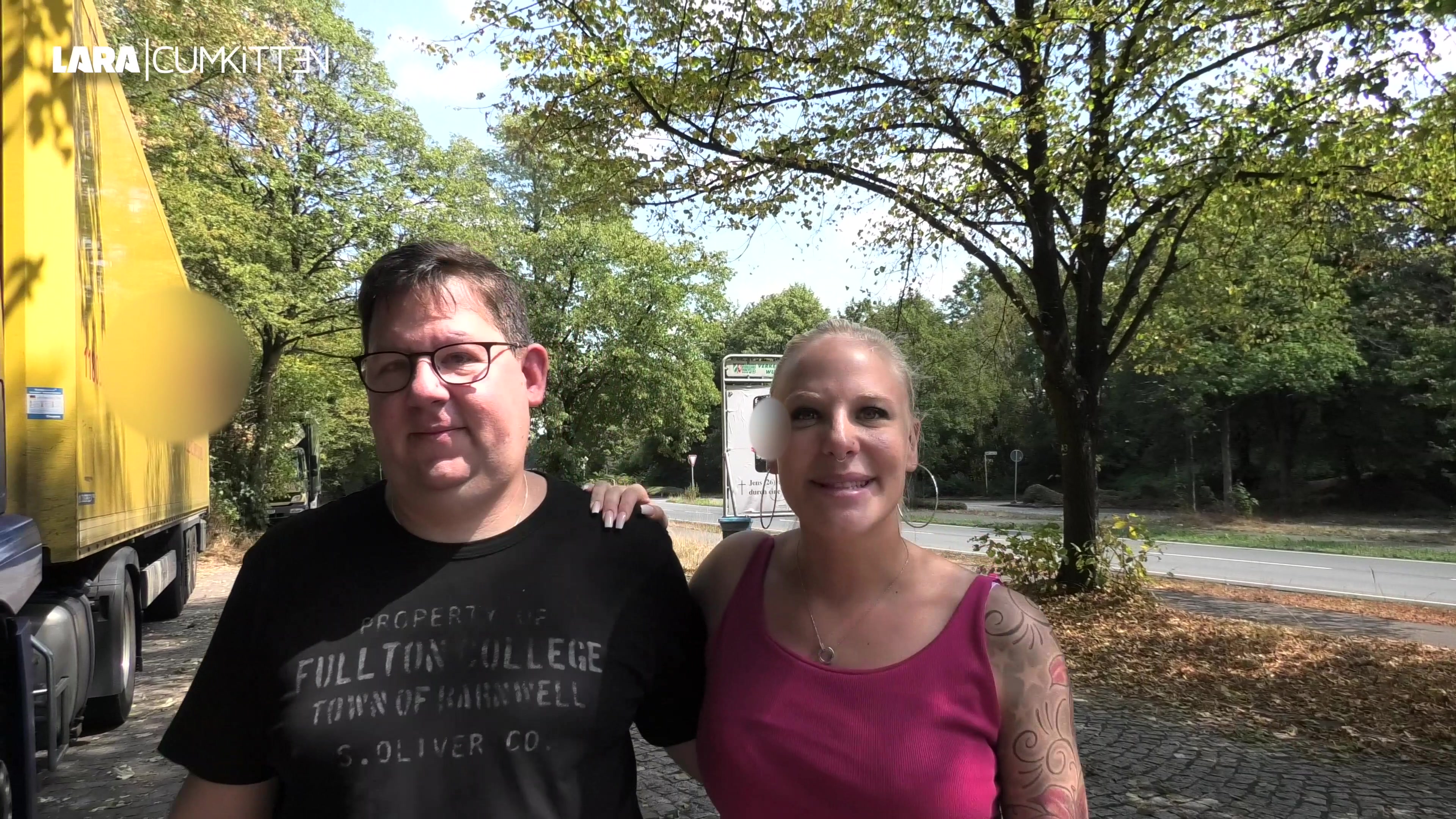 Ich habe mich mit dem User Buffalolover von hiergetroffen, denn er wollte immer schon mal von mir vollgepisst werden. Er ist am Anfang noch sehr sehr aufgeregt mich wirklich real zu treffen, doch als ich mich über ihn beuge, mein Kleid hochziehe und er sieht dass ich keinen Slip drunter trage, ist seine Nervosität verflogen. Ich fange an ihm auf seinen Schwanz zu pissen und dann will er die volle Ladung in sein Schluckmaul. Ich pisse alles in seinen Mund und er genießt es sichtlich. Nun will ich aber als kleines Dankeschön noch geil geleckt werden. Mmmmmhhh wie er meine nasse Fotze sauber leckt und dabei sanft meinen Kitzler berührt mit seiner Zunge... Das war ein echt schönes Treffen und ich hoffe so etwas erlebe ich noch öfter. Möchtest du das auch so erleben? Dann schreib mich einfach an...