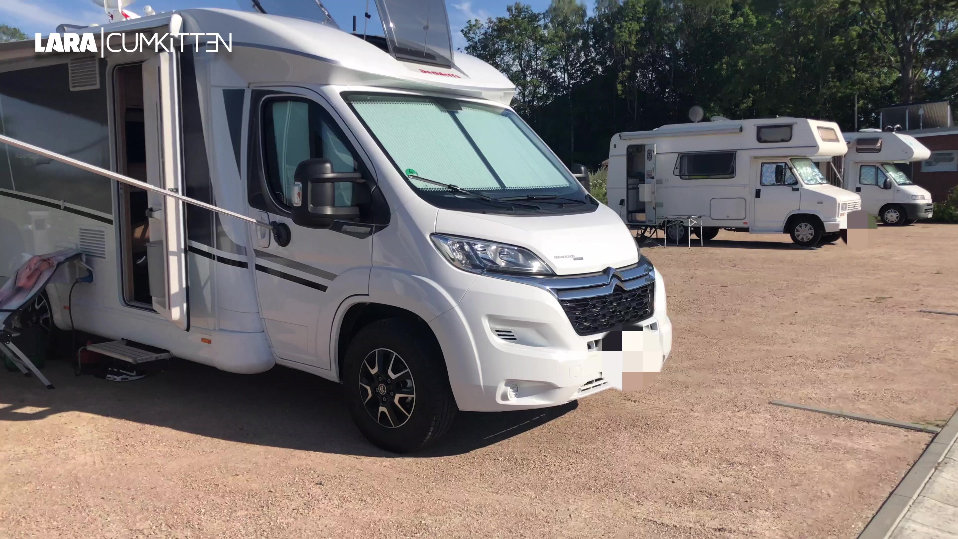 Das ist so unfassbar krass was mir jetzt im Kurzurlaub an der Ostsee passiert ist... Ich sitze gerade in der Dusche meines Wohnmobils und wixxe mir meine nasse geile Fotze, als plötzlich ein Typ vor mir steht und seinen Fickschwanz vor mir reibt. Wie auch immer er einfach hereingekommen ist, er hält mein Badetuch in der Hand wo ich selbst drauf bin und checkt ob ich es wirklich bin. In der anderen Hand hält er sein Smartphone und filmt einfach alles. Das ist so dreist aber es macht mich irgendwie total geil. Ich lasse einfach alles mit mir machen und blase ihm seinen steifen Fickprügel. Ich bin so verdammt nass und geil und lege mich breitbeinig aufs Bett damit er mich nun endlich fickt. Er dringt in mich ein, vögelt mich einfach durch und filmt alles. Dann nimmt er mich doggy durch bis ich komme. Er setzt sich auf mich und spritzt mir alles in die Fresse. Als er abgespritzt hat und ich voll mit Sperma bin, fragt er ob er mein großes Handtuch als Andenken mitnehmen darf. Gut, das