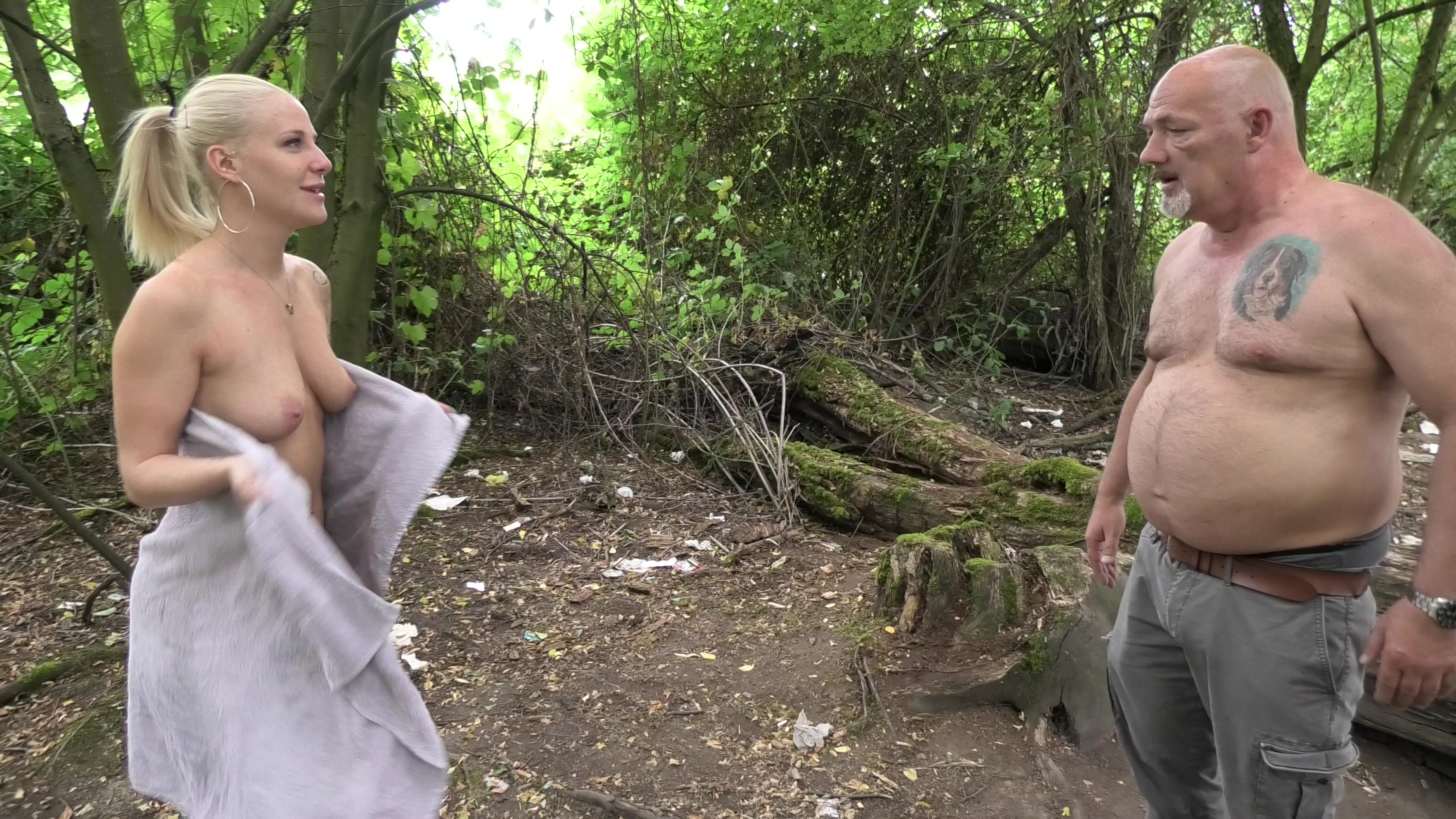 Er ist ständig an diesem FKK Strand wo ich auch immer bin und versucht immer mit mir ins Gespräch zu kommen, damit ich ihn vollpisse. Heute ist es ihm wieder gelungen, denn als ich mich zum pissen ins Gebüsch verziehen will kommt er mir gerade entgegen. Er kann einfach nicht genug von meinem köstlichen Natursekt bekommen. Vielleicht treffe ich dich auch mal am FKK Strand...?