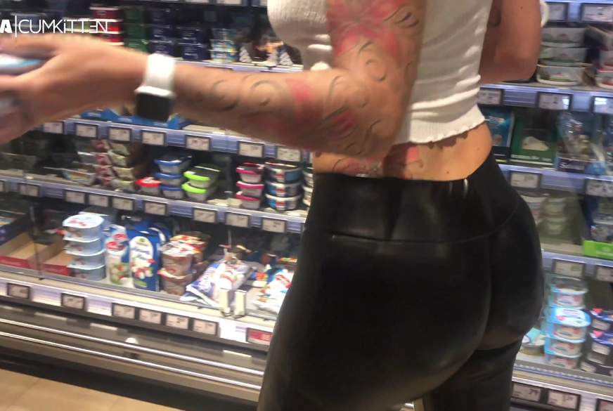 Praller XXL BUBBLE B**t im Supermarkt - LEGGINGS F**k mit Schluck Finale von Lara-CumKitten pic2