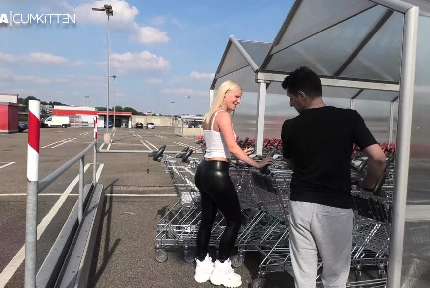 Praller XXL BUBBLE B**t im Supermarkt - LEGGINGS F**k mit Schluck Finale von Lara-CumKitten pic4