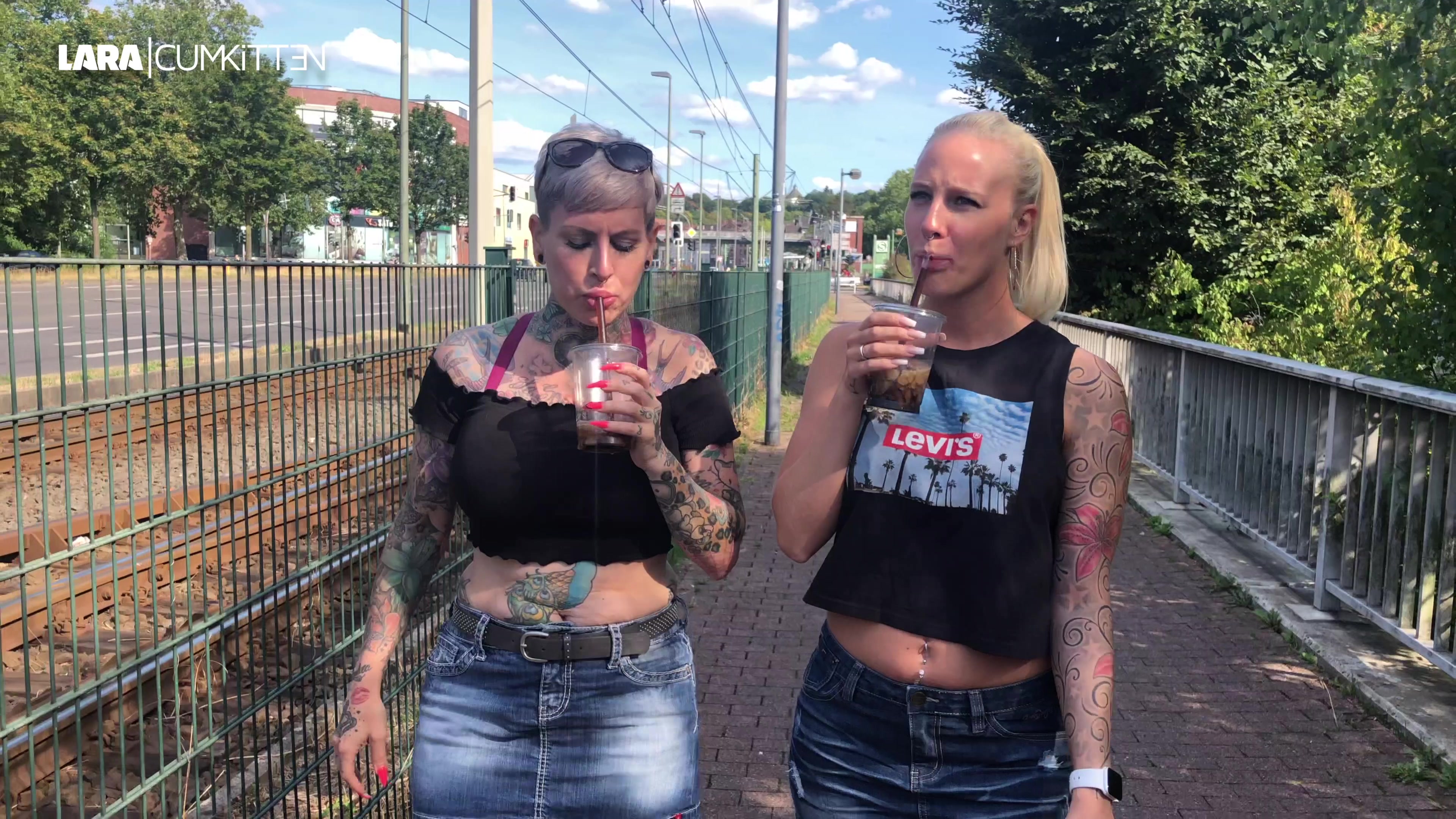 Meine Freundin CatCoxx und ich schlürfen bereits den 6. Ice-Smoothie an diesem Tag und wir müssen nach der langen Shopping Tour echt mal pissen. Für uns kein Problem, dass wir mitten in der Stadt sind. Im Gegenteil, denn das ist die Gelegenheit um eine geile Piss Challenge zu starten. Wer pisst mehr, bzw. bei wem wird der Becher mit unserem kostbaren Natursekt überlaufen?? Ich will euch hier echt nicht zu viel verraten, denn das würde ja alles aufklären. Es sei nur so viel gesagt: Es ist auf jeden Fall spannend bis zur letzten Sekunde und eine von uns beiden besteht ganz klar auf eine Revanche. BITTE WIE IMMER NICHTS IM VIDEOKOMMENTAR VERRATEN!