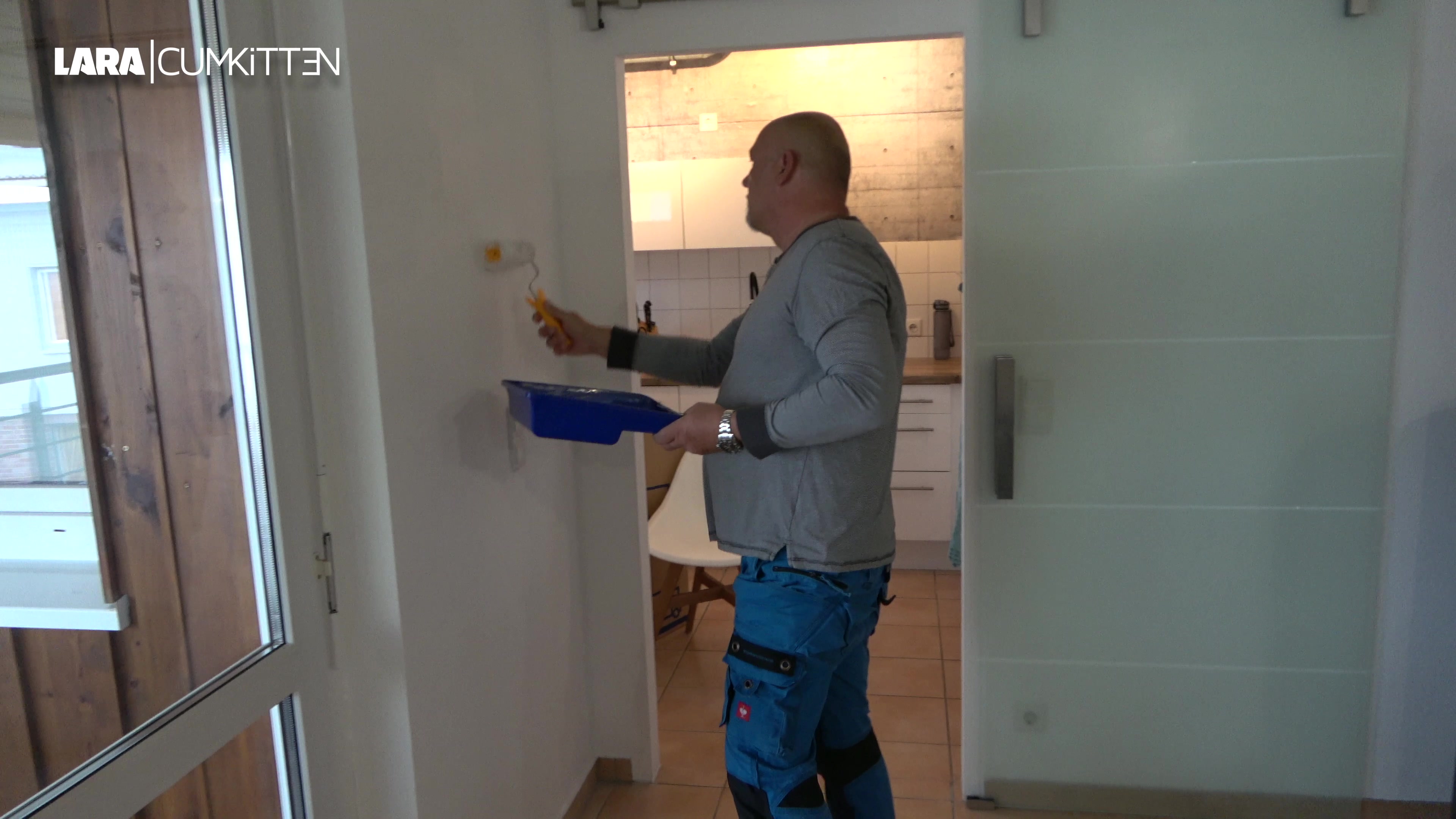 Der Versager soll mir eigentlich helfen die Wohnung zu streichen. Doch er macht einfach alles falsch! Er ist selbst zu faul auf eine Leiter zu steigen und als ich es ihm vor mache und ein paar Stufen hoch klettere, glotzt er mir dreist unters Kleid. Jetzt reicht´s mir! Als er mir gerade die Fotze lecken will, lass ich alles laufen und pisse ich ihm schön ins Maul. Oha das ist echt mehr als ich dachte, seine ganzen Klamotten sind klatsch nass. Was für ein Loser. Er steht da wie ein begossener Pudel. Na der kann jetzt erstmal alles aufwischen und dann weiter die Wand streichen!