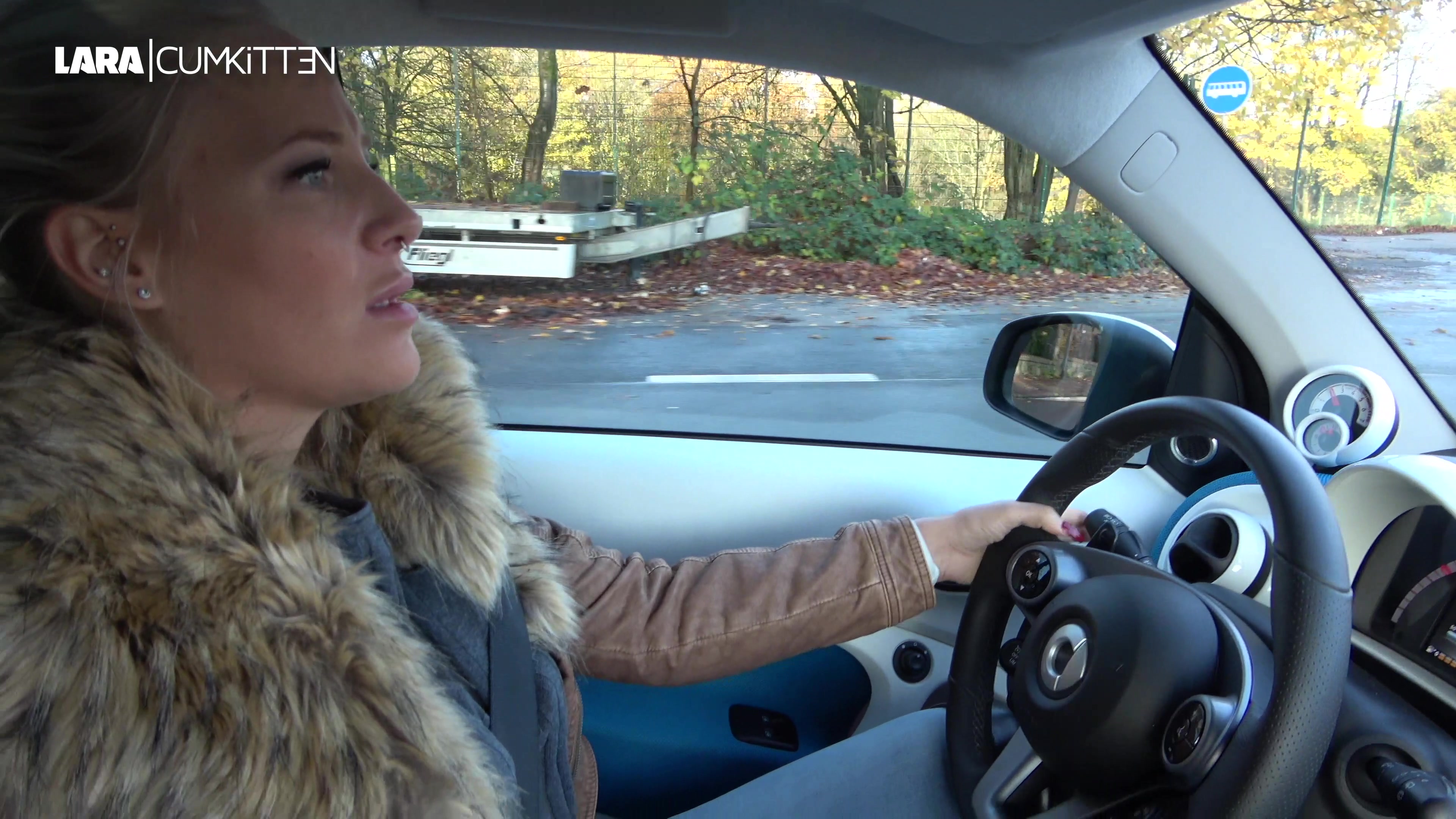 Ich fahre im Auto und muss sehr dringend pissen. Bei der nächsten Gelegenheit halte ich an und steige aus. Gefällt dir der Anblick mit enger Jeans und hohen schwarzen Stiefeln? Mmmmhh, schau wie sexy ich die Straße entlang gehe... Jetzt habe ich richtig Lust meinen warmen Saft einfach laufen zu lassen. Public, direkt an der Straße. OMG es ist so viel, es fließt und fließt und hört gar nicht mehr auf. Meine Jeans färbt sich dunkel vom Natursekt, es läuft alles in meine sexy Stiefel. Alles ist komplett durchnässt, das fühlt sich so geil an und es sieht auch geil aus oder findest du nicht? Ich trage kein Höschen unter der Jeans. Würdest du mir jetzt am liebsten die Jeans runter zeihen und mich hinter dem nächsten Baum ficken...?
