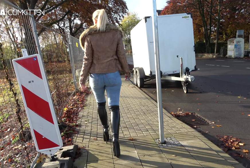 Extrem v*********t - Sexy Jeans und Stiefel Walk von Lara-CumKitten pic3