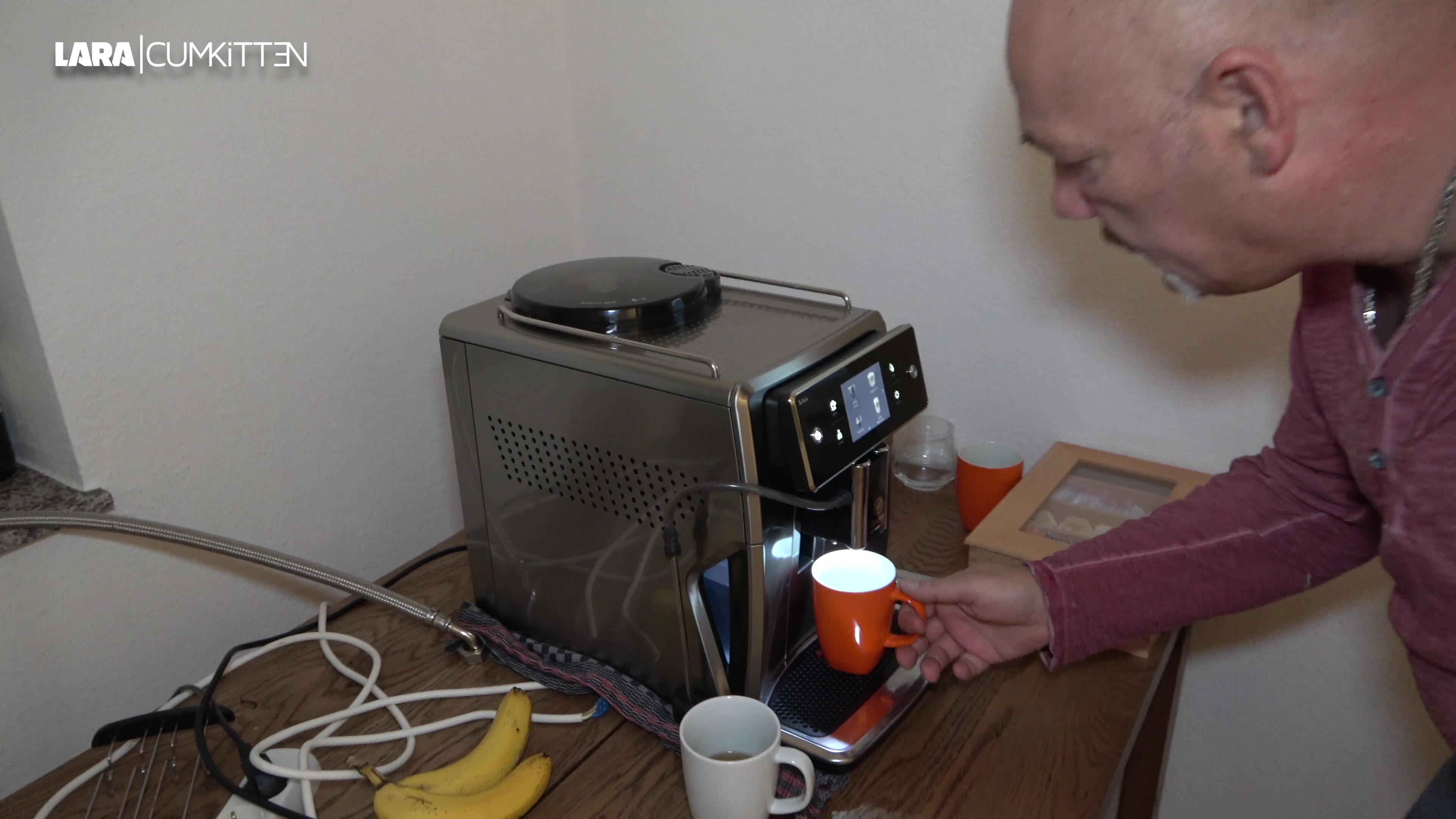 Ständig geht irgendwas im Haushalt kaputt :( Diesmal stimmte etwas nicht mit meiner Kaffeemaschine. Gut wenn man jemanden kennt, der in solchen Sachen geschickt ist und es schnell und unkompliziert reparieren kann. Und wenn derjenige dann noch auf NS steht, dann hab ich auch noch Geld gespart :) Geil auf meinen frischen NS legt er sich bereitwillig zwischen meine Schenkel und ich pisse ihm frisch ab Quelle in sein grieriges Maul. Natürlich leckt er mir danach die Fotze noch schön sauber. Das gefällt mir richtig gut. Und so lässt er sich auch gern belohnen. Würdest du mir auch gern mal helfen wenn ein Gerät bei mir defekt ist?