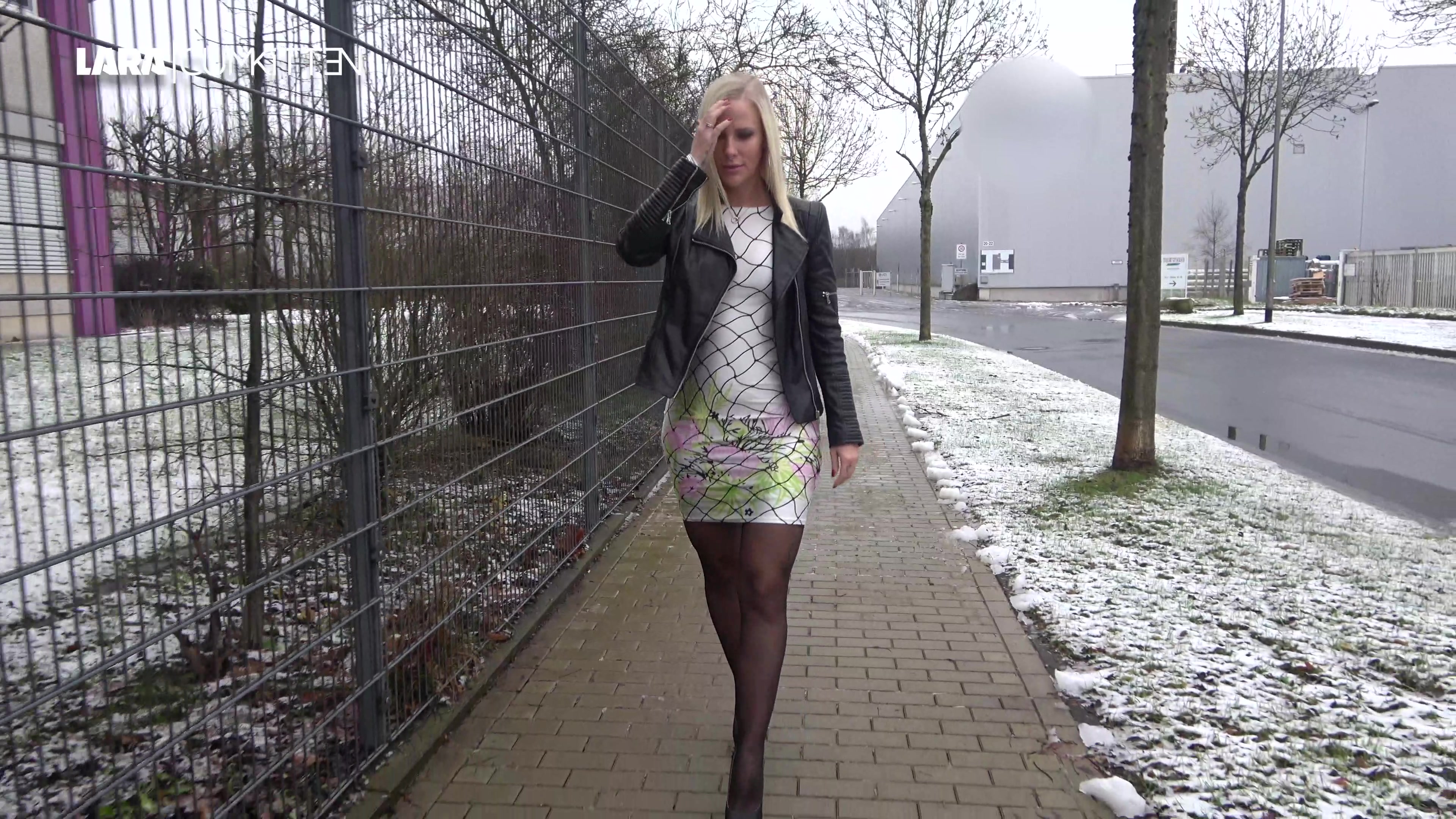 Aufgestrapst, ohne Höschen und mit Anal Plug mache ich mich auf den Weg zur Weihnachtsfeier meiner Firma. Gar nicht so einfach bei dem Schnee Matsch mit Heels. Ausserdem friere ich total. Gott sei Dank hält ein Auto neben mir an und der Typ nimmt mich ein Stück mit. Als er meine Strapse unter dem Minikleid sieht wird er ganz nervös und fragt ob ich nicht Lust hab, mit ihm nach Hause zu kommen um mich aufzuwärmen -- Dem werde ich geil einheizen! Als wir bei ihm sind zeige ich ihm erstmal meinen Straps Body und pose mit meinem prallen Fickarsch. Er hat sofort einen Ständer. Willig schaue ich ihn an, blase ich ihn leidenschaftlich ab und will einfach nur gefickt werden. Er entdeckt meinen Anal Plug und ist nicht mehr zu halten. Er knallt mich durch seine ganze Wohnung. Erst von hinten in der Küche, dann legt er mich auf dem Esstisch flach und schließlich bumst er mich doggy im Wohnzimmer. Was für eine krasse Ansicht auf meinen Bubble Butt. Ich bin total geil darauf, seine Ficksah