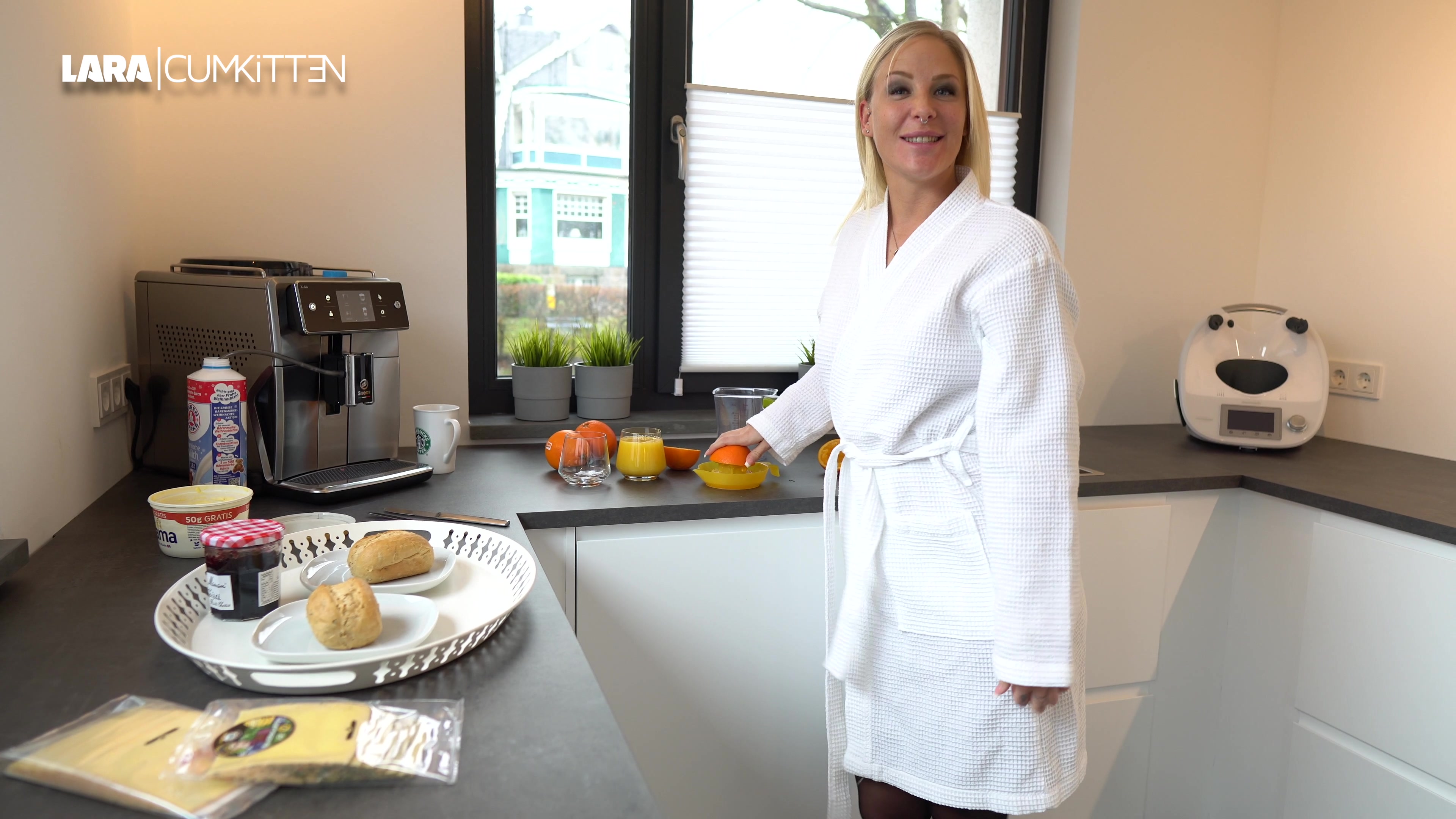 Guten Morgen mein Süßer, danke dass ich bei dir übernachten durfte. Als kleine Entschädigung bin ich so frei und mache uns ein leckeres Früchstück. Soll ich dir auch einen frisch gepressten Orangensaft machen? Oder ziehst du auch morgens schon meinen frisch gepissten Natursekt ab Quelle vor? Schau mal wie geil ich den dunkel gefärbten, würzigen Mädchensekt in den Messbecher laufen lasse. Wow, da kommt echt ganz schön viel... 700ml ohne Unterbrechung am frühen Morgen ist doch schon ganz schön geil oder? Jetzt musst du dich aber entscheiden was du lieber trinken möchtest. Ein Glas frisch gepressten O-Saft oder 700ml frisch gepissten Natursekt?