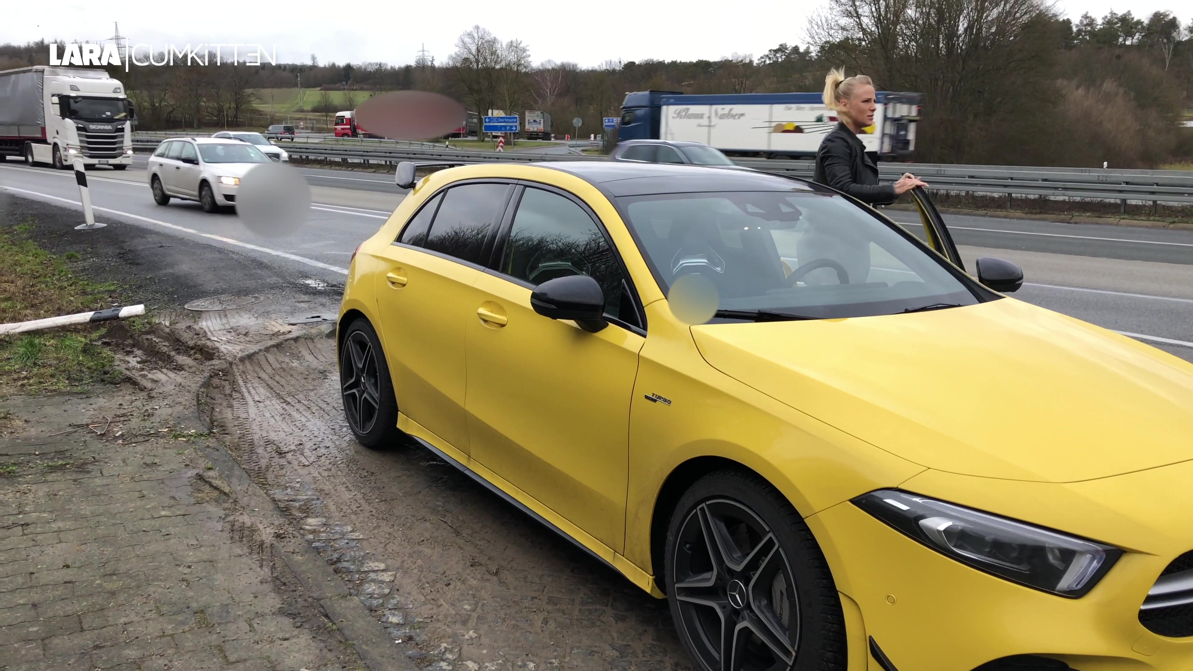 Auf dem Weg von Dortmund Richtung Aschaffenburg auf der A45 muss ich dringend pissen. Es waren einfach zu viele Kaffees heute morgen. Also direkt am nächsten Parkplatz anhalten, Röckchen hoch. Nylon Strumpfhose runter und los pissen. Wow, ganz schön viel... Die Autos und LKW fahren direkt neben mir her. Hättest du angehalten, damit ich dir meinen gut durchgespülten NS spende? Ist doch eine geile Erfrischung auf ner langen Fahrt oder??