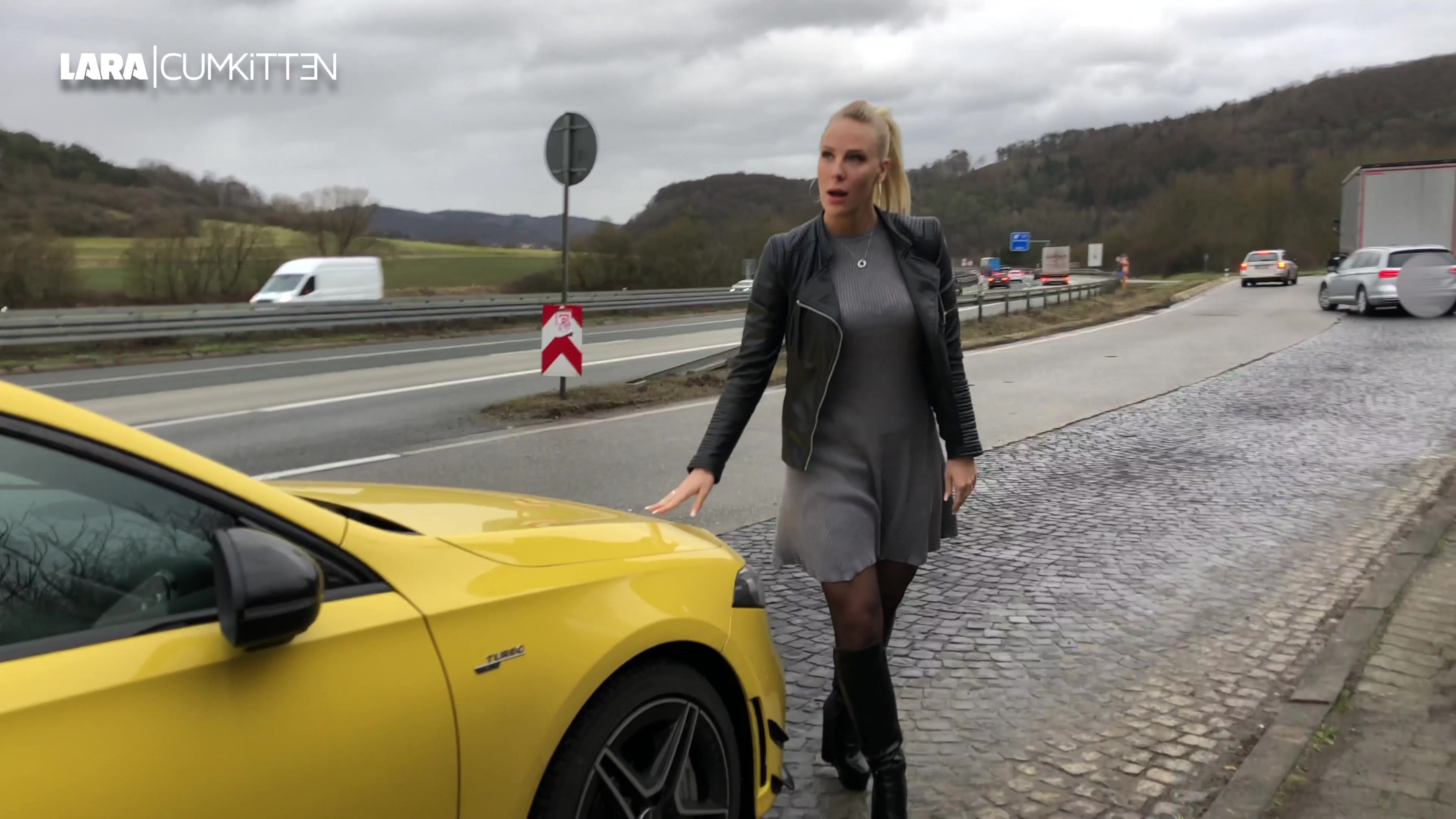 PUBLIC PISS an der A45 - Natursekt Pause auf dem Parkplatz Auf dem Weg von Dortmund Richtung Aschaffenburg auf der A45 muss ich dringend pissen. Es waren einfach zu viele Kaffees heute morgen. Also direkt am nächsten Parkplatz anhalten, Röckchen hoch. Nylon Strumpfhose runter und los pissen. Wow, ganz schön viel... Die Autos und LKW fahren direkt neben mir her. Hättest du angehalten, damit ich dir meinen gut durchgespülten NS spende? Ist doch eine geile Erfrischung auf ner langen Fahrt oder??