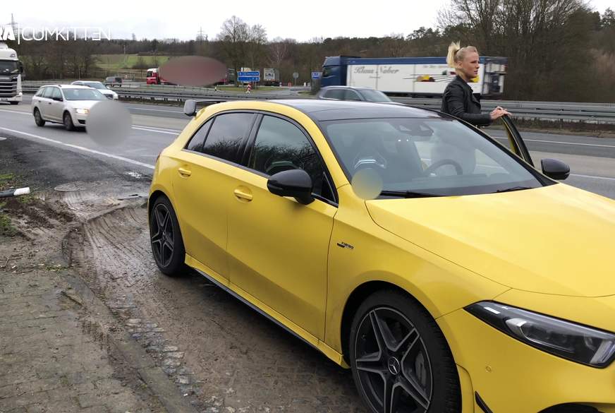 PUBLIC P**s an der A45 - Natursekt Pause auf dem Parkplatz von Lara-CumKitten pic1