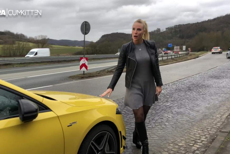 PUBLIC P**s an der A45 - Natursekt Pause auf dem Parkplatz von Lara-CumKitten pic2