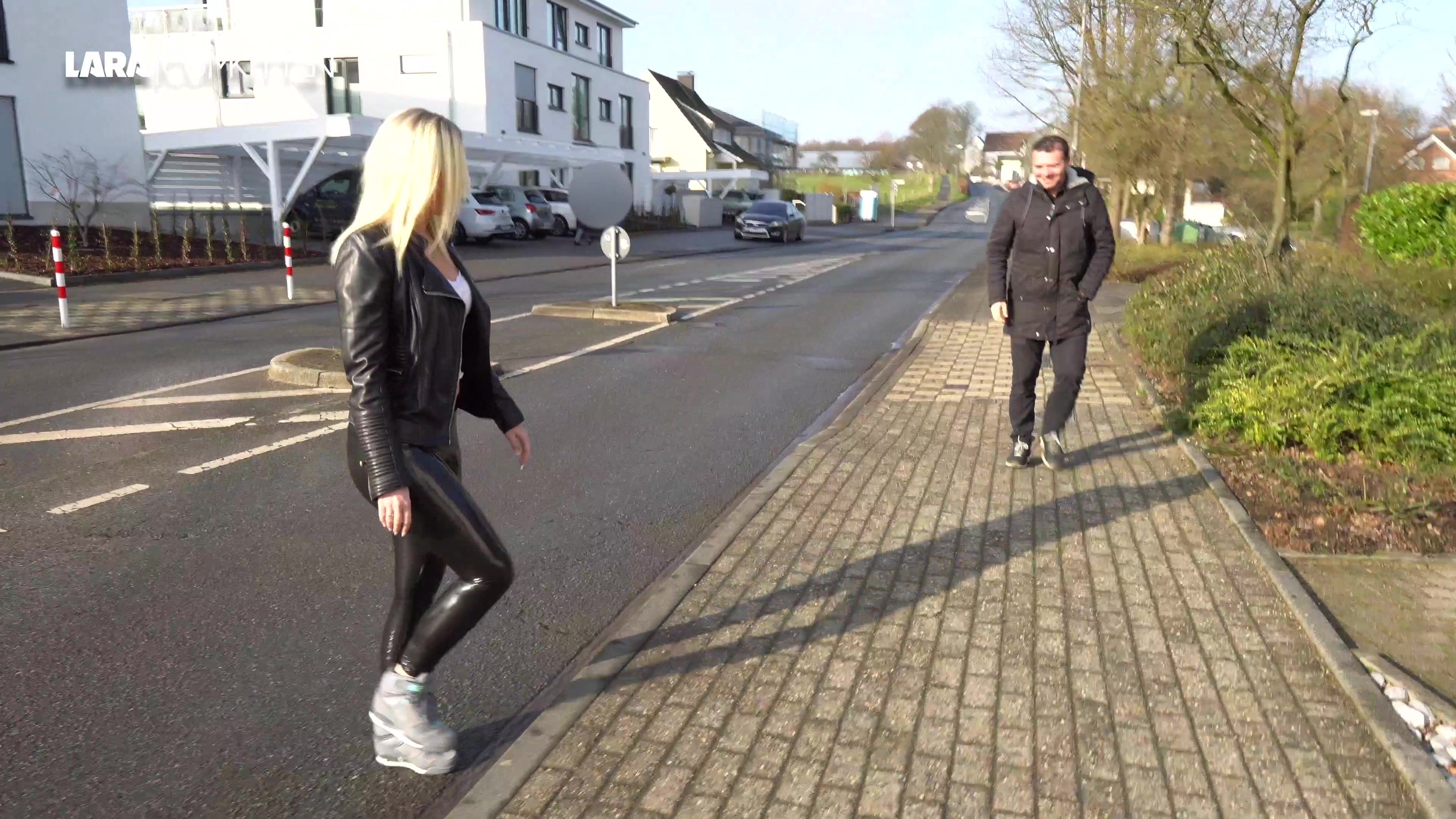 Ich habe mich mit einem User zum ficken getroffen. Sein größter Wunsch ist es, in der Amateur-Pornobranche durchzustarten also will ich doch mal testen, ob er es mir geil besorgen kann. Er steht heftig auf meinen prallen XXXL Fickarsch und wir haben uns auf Anhieb mega gut verstanden. Da hab ich ihn einfach zu mir nach Hause eingeladen und ihn im geilen Leggings Outfit von der Bushaltestelle abgeholt. Bei mir zu Hause geht es direkt zur Sache. Als ich in meiner Leggings für ihn pose, steht er wie eine 1 und ich blase seinen geilen Schwanz bis er mich endlich doggy ohne Gummi durchfickt. Schon lange hatte ich mit nem User nicht mehr so viel Spaß. Er macht mich echt so heftig geil, dass ich ihn erst rückwärts, dann vorwärts reite bis ich auf ihm zum Höhepunkt komme. Wow sieht das geil aus, ich habe Gänsehaut bekommen und bin beim zuschauen wieder nass geworden als ich das Video geschnitten habe. Kurz bevor er spritzt, massiere ich noch seine Prostata, damit es noch