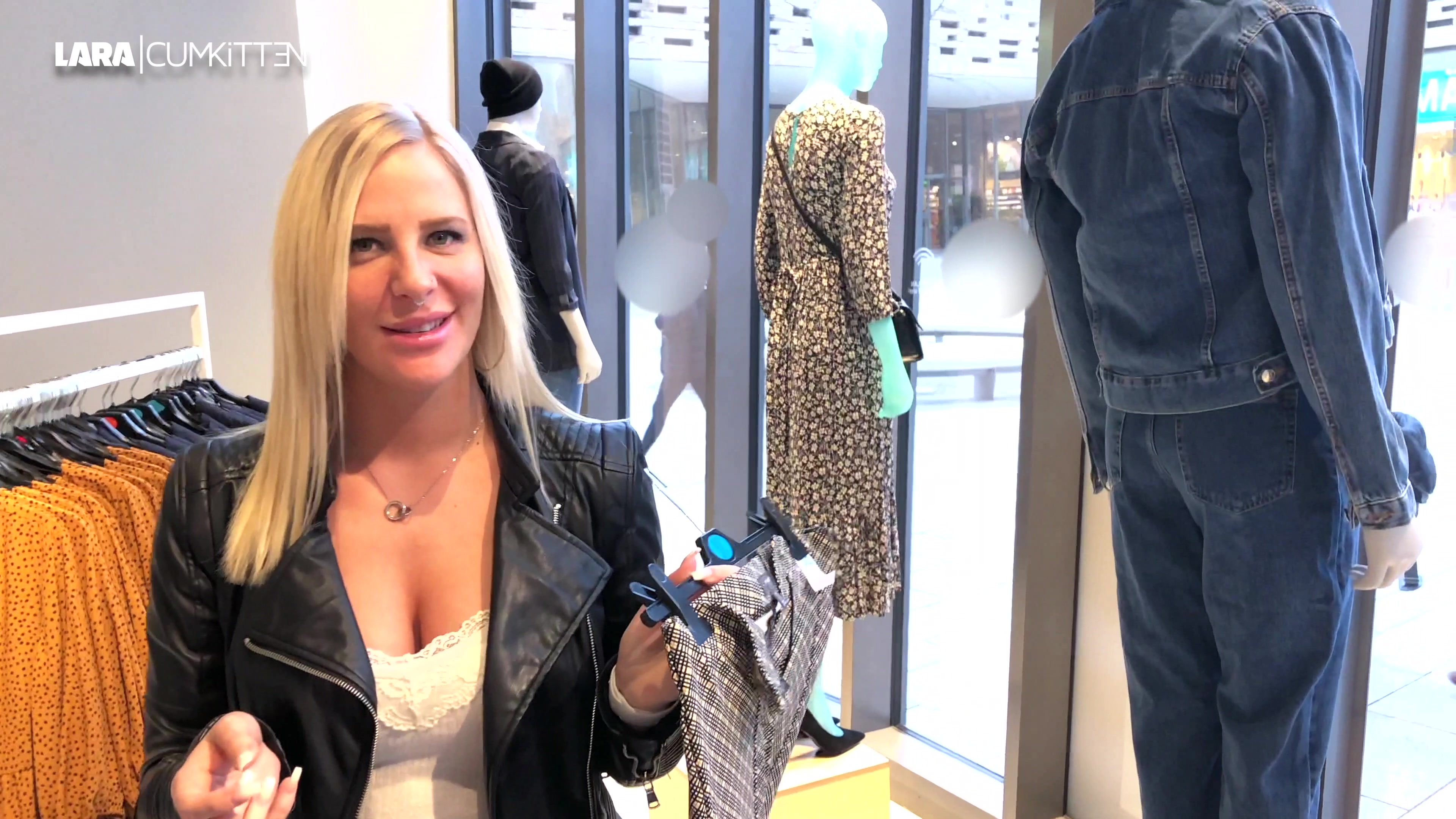 Ich stehe total notgeil in diesem Modegeschäft und brauche jetzt einfach diesen spontanen Kick. Ich flirte mit dem Typen neben mir, spreche ihn einfach an und bringe ihn dazu mit mir in die Umkleide zu gehen. Ihm gefällt das kleine Abenteuer mit mir sehr und was er dort von mir sieht gefällt ihm noch viel mehr und so passiert eben das was passieren muss. Er bekommt eine Beule in der Hose und ich fange an ihn gierig zu blasen. Woooaaa das ist richtig geil und spontan. Ich drehe mich um, ziehe mir die Hose vom Arsch und lasse mich schnell von ihm doggy ficken. Oh Oh!!!!! Was war das plötzlich für ein Geräusch??!! Da sind welche genau vor unserer Kabine. Bevor wir erwischt werden, lasse ich mir lieber schnell in mein geiles Wichs-Maul spritzen. Ich strecke ihm notgeil meine Zunge raus damit die warme Ficksahne nicht daneben geht. Oh mein Gott wie geil, was für ein Kick. Ich spiele mit seinem Sperma und schlucke es runter. Alle Spuren sind damit weg und nur wir wissen was da gerade 