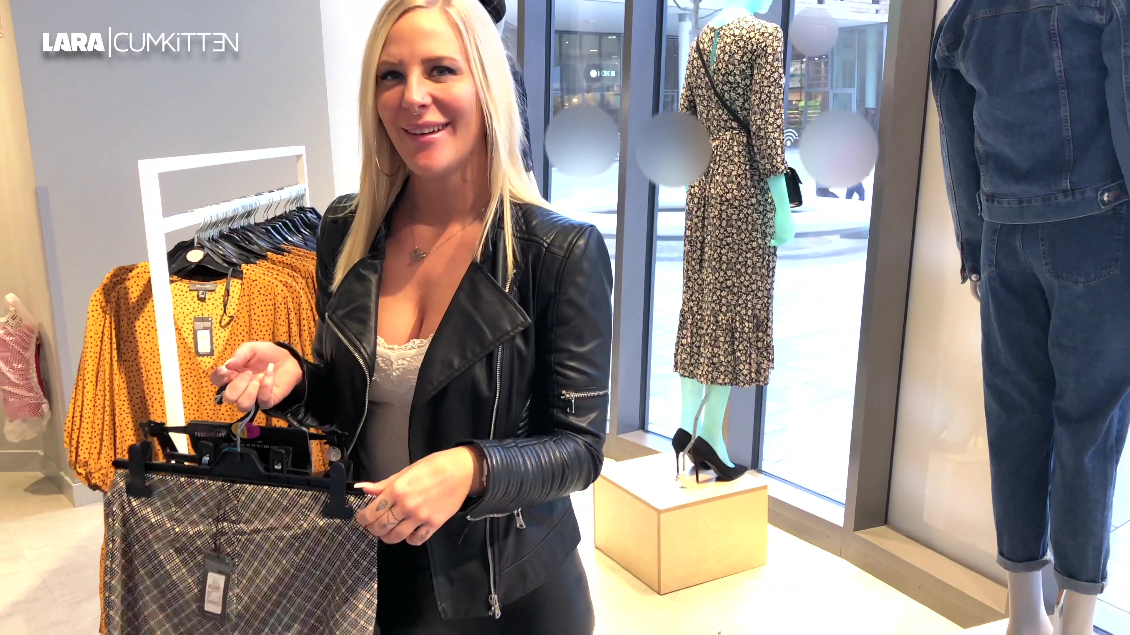 PUBLIC spontan in der Umkleide - ALLES GESCHLUCKT Ich stehe total notgeil in diesem Modegeschäft und brauche jetzt einfach diesen spontanen Kick. Ich flirte mit dem Typen neben mir, spreche ihn einfach an und bringe ihn dazu mit mir in die Umkleide zu gehen. Ihm gefällt das kleine Abenteuer mit mir sehr und was er dort von mir sieht gefällt ihm noch viel mehr und so passiert eben das was passieren muss. Er bekommt eine Beule in der Hose und ich fange an ihn gierig zu blasen. Woooaaa das ist richtig geil und spontan. Ich drehe mich um, ziehe mir die Hose vom Arsch und lasse mich schnell von ihm doggy ficken. Oh Oh!!!!! Was war das plötzlich für ein Geräusch??!! Da sind welche genau vor unserer Kabine. Bevor wir erwischt werden, lasse ich mir lieber schnell in mein geiles Wichs-Maul spritzen. Ich strecke ihm notgeil meine Zunge raus damit die warme Ficksahne nicht daneben geht. Oh mein Gott wie geil, was für ein Kick. Ich spiele mit seinem Sperma und schlucke es runter. Alle Spuren sind damit weg und nur wir wissen was da gerade 